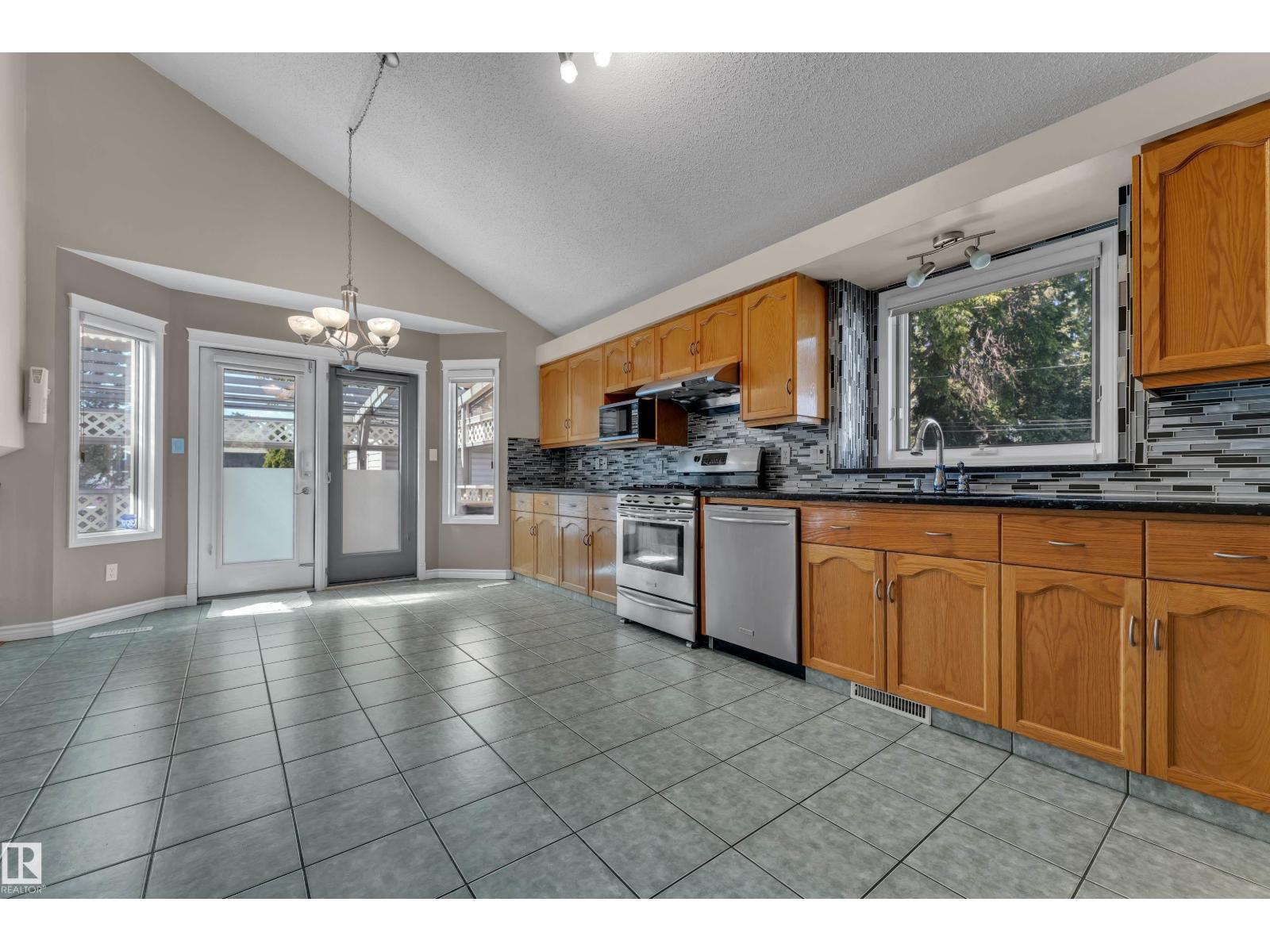 9722 157 ST NW - 11