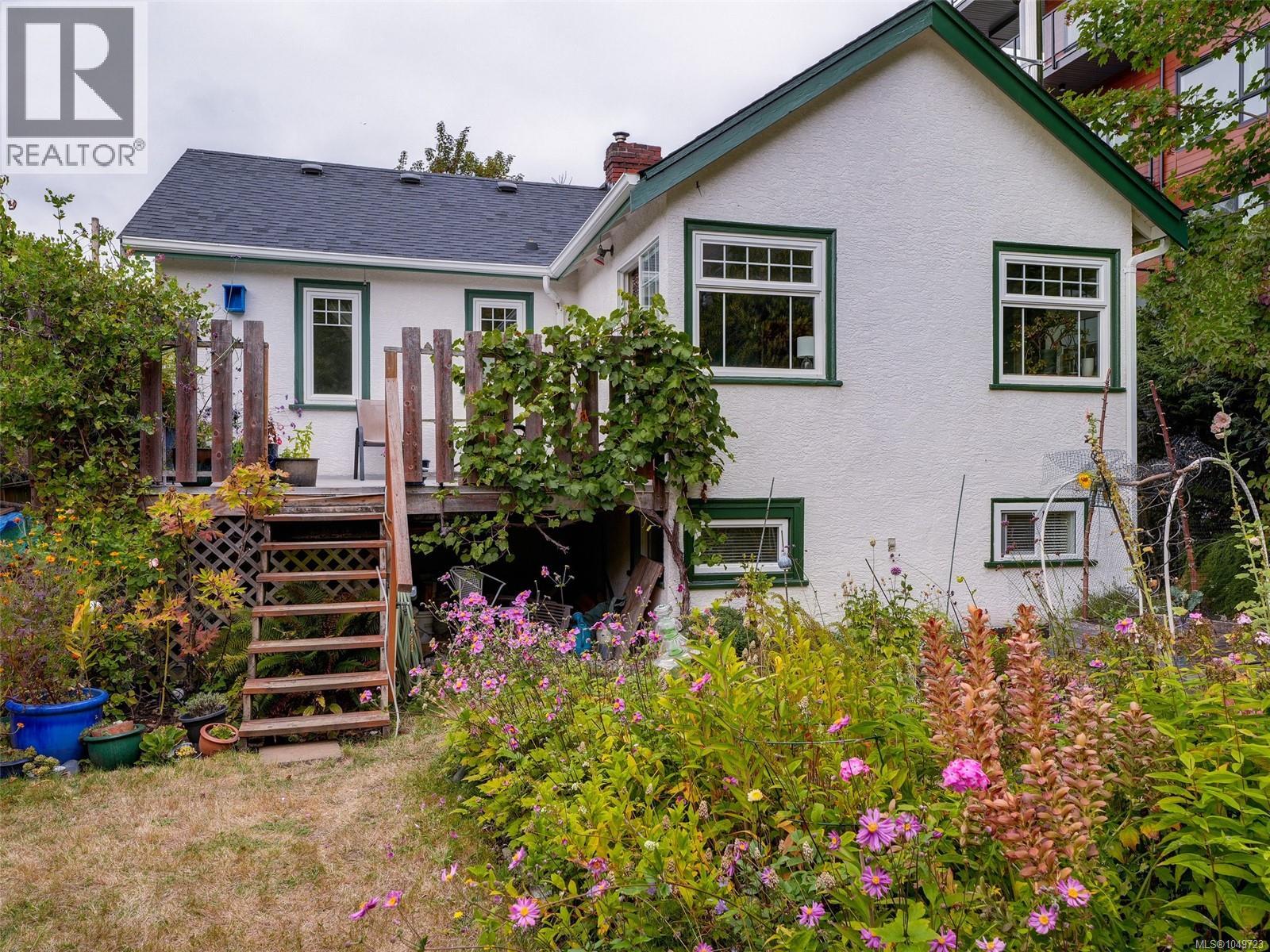 1637 McRae Ave, Saanich