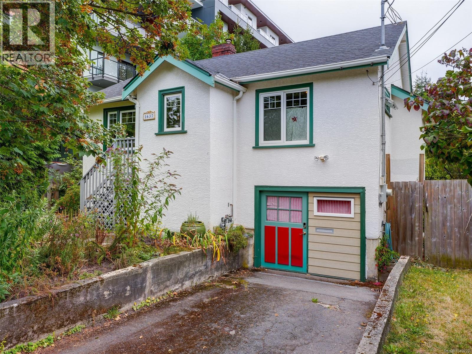 1637 McRae Ave, Saanich