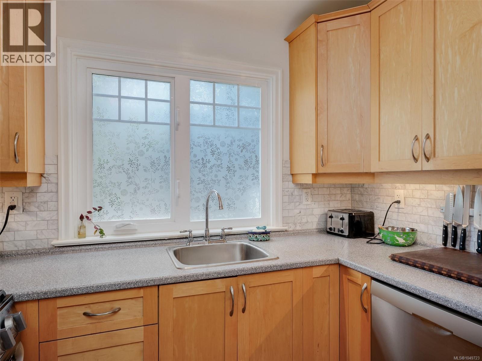 1637 McRae Ave, Saanich