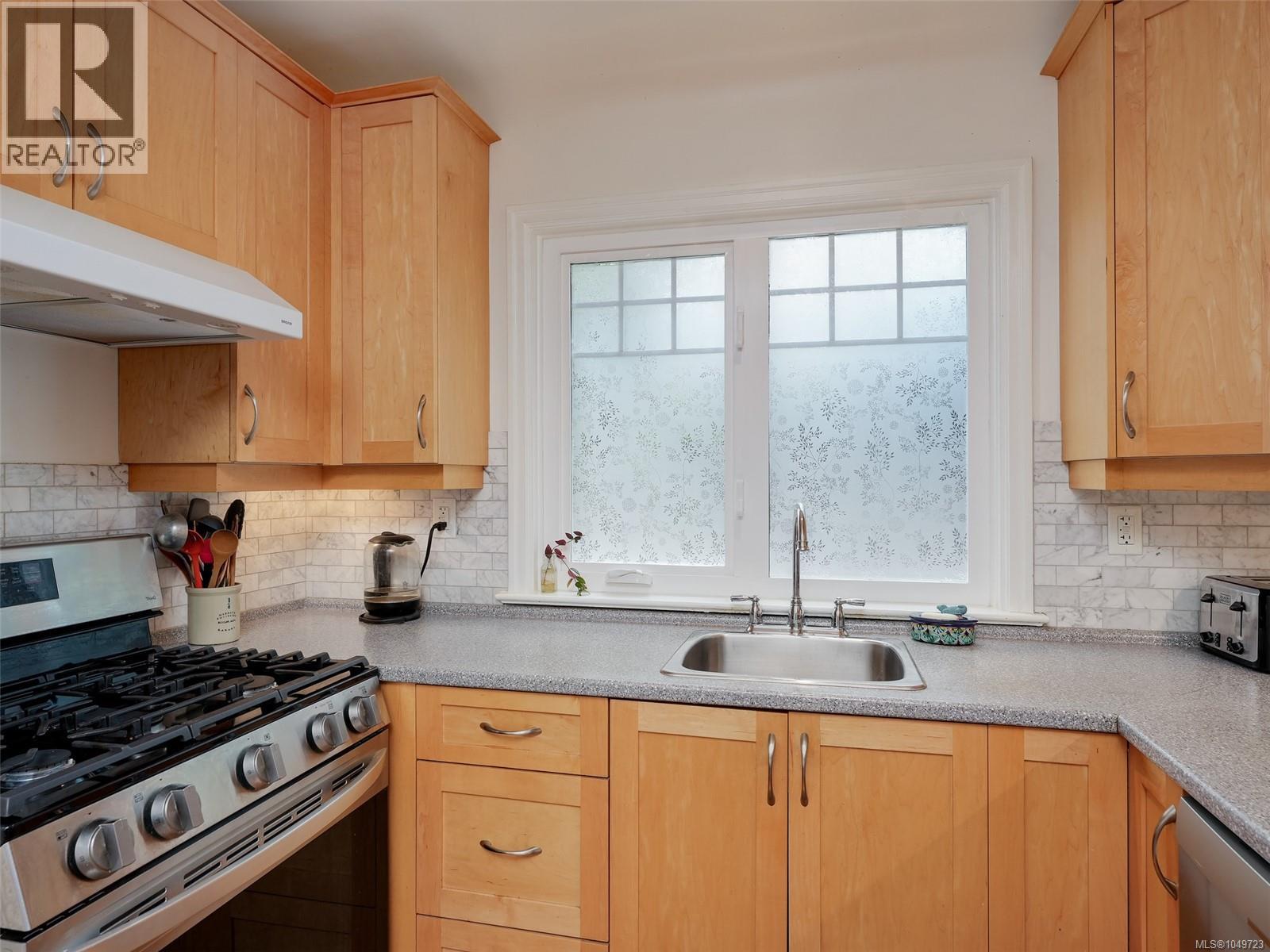 1637 McRae Ave - 9