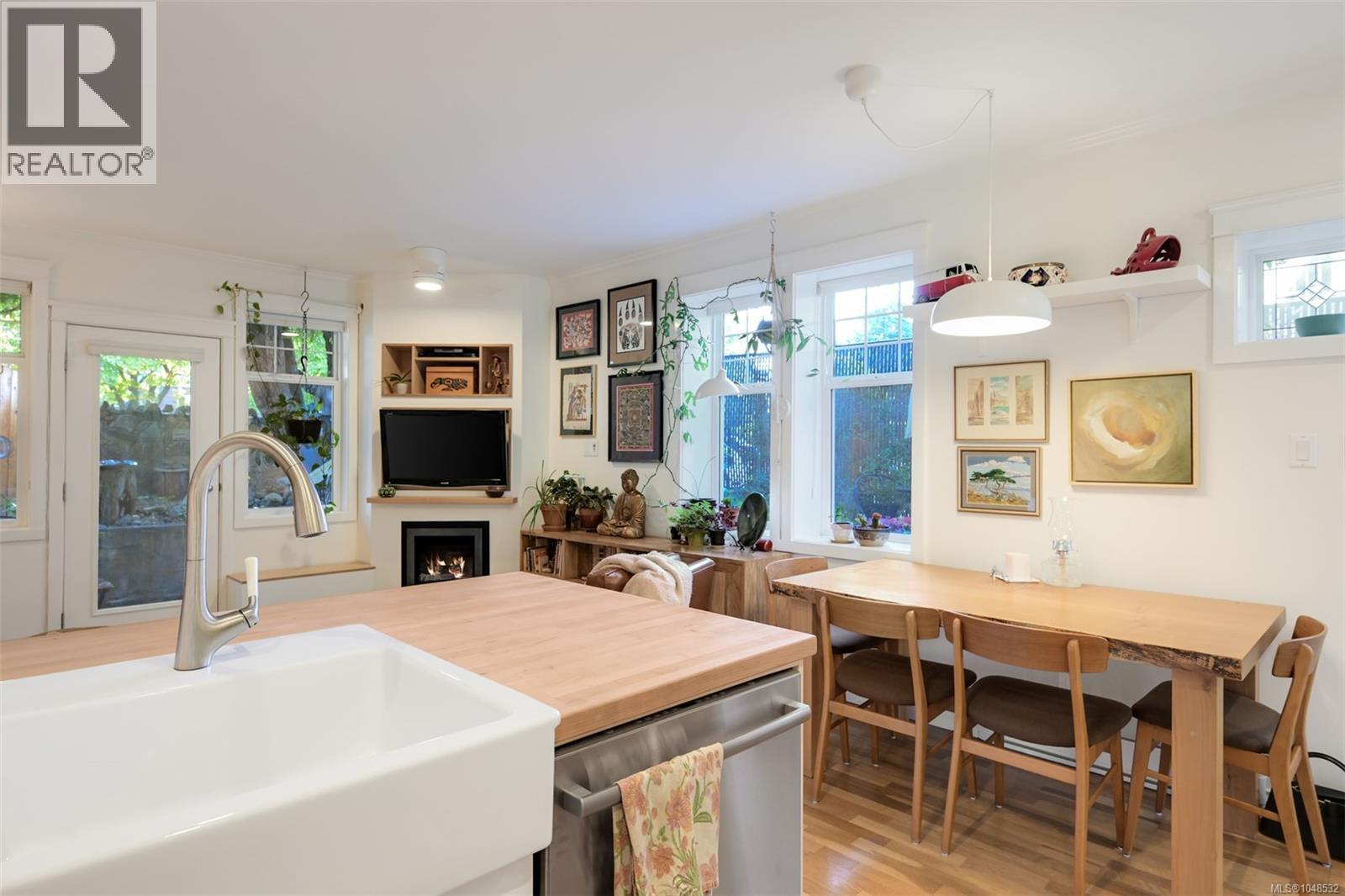 1 2116 Richmond Rd, Victoria
