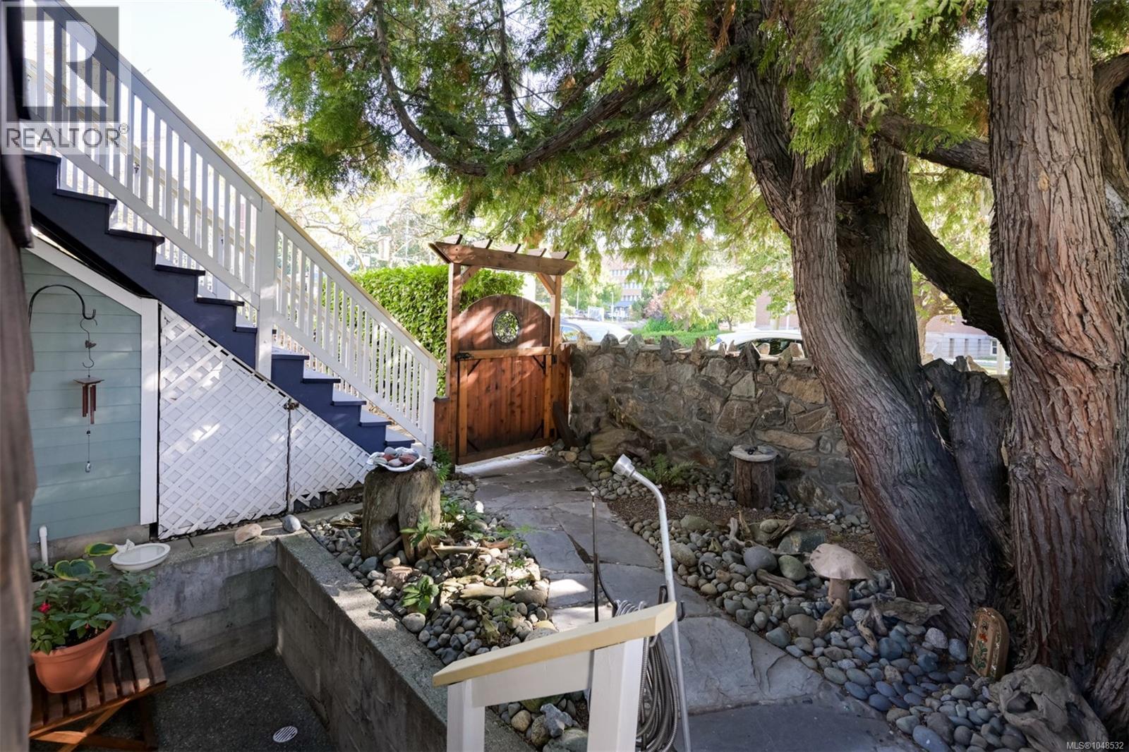 1 2116 Richmond Rd, Victoria