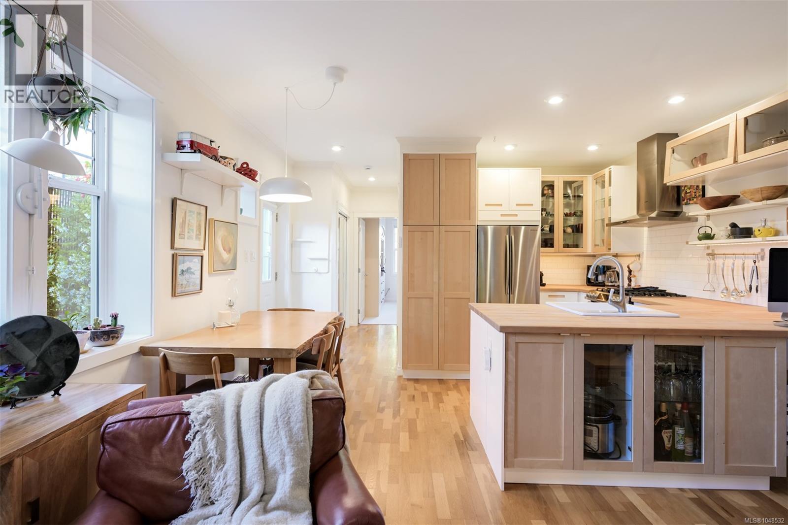 1 2116 Richmond Rd, Victoria