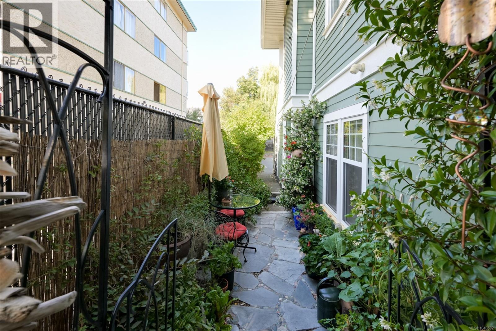 1 2116 Richmond Rd, Victoria