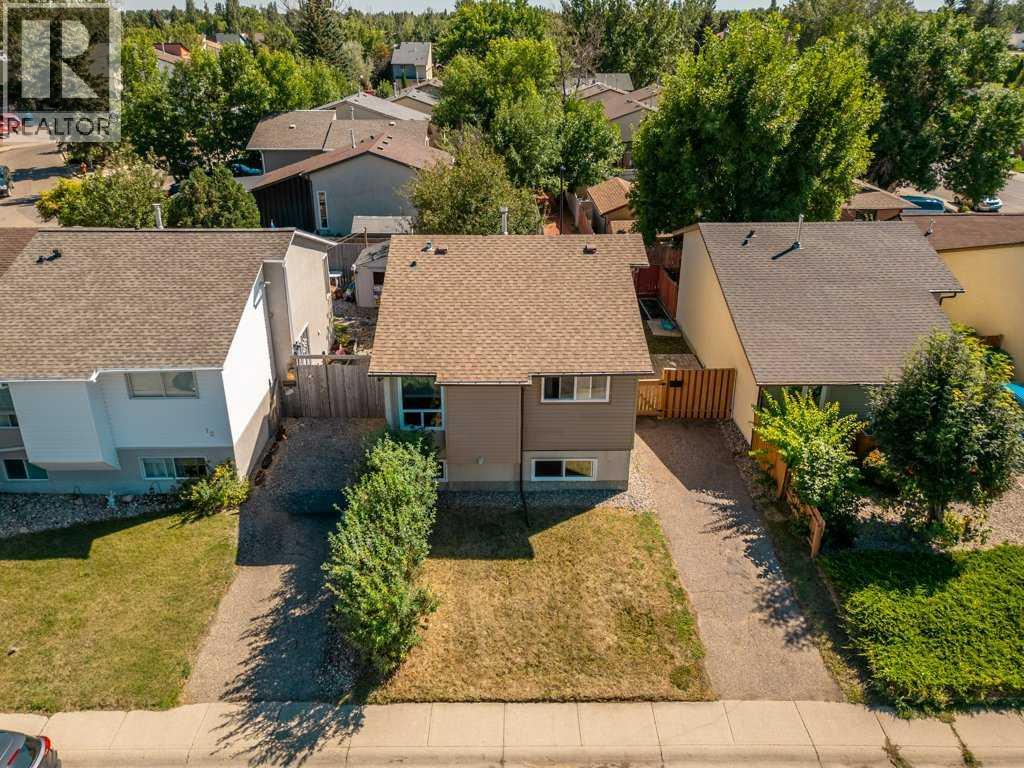 8 Columbia Bay W, Lethbridge — photo 2