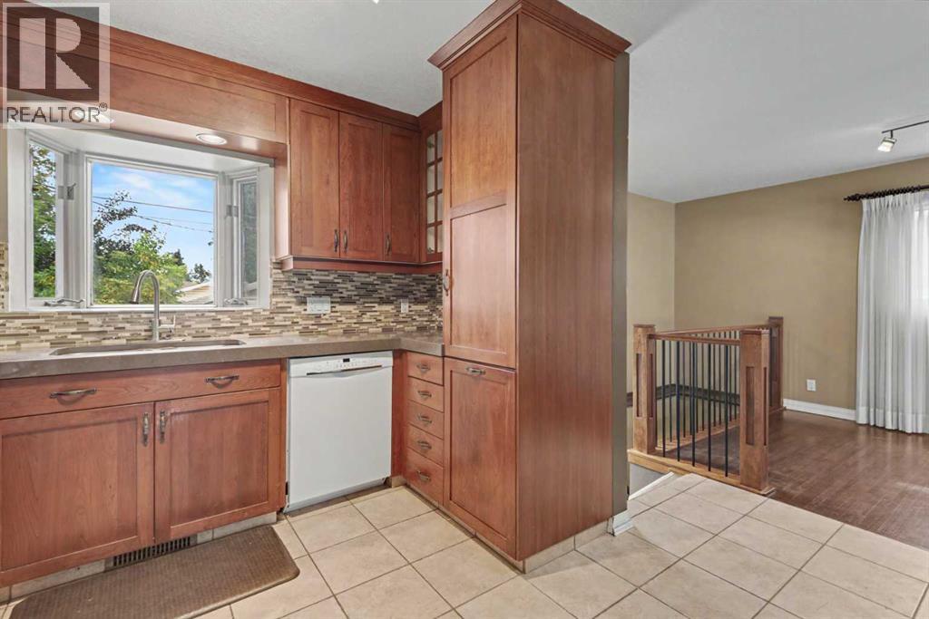 23 Arbour Crescent SE - 14