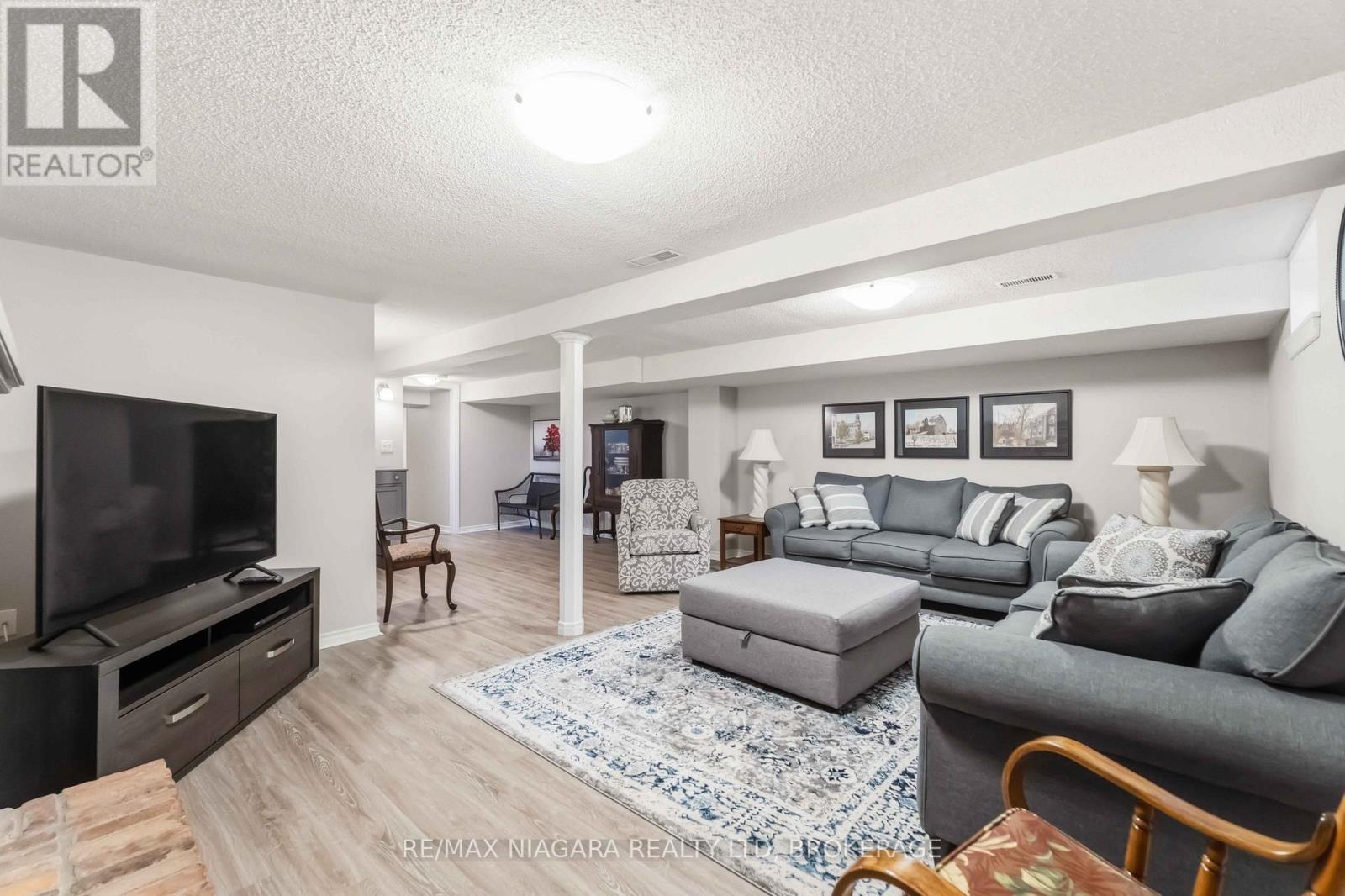 41 FOX TRAIL DRIVE - 33