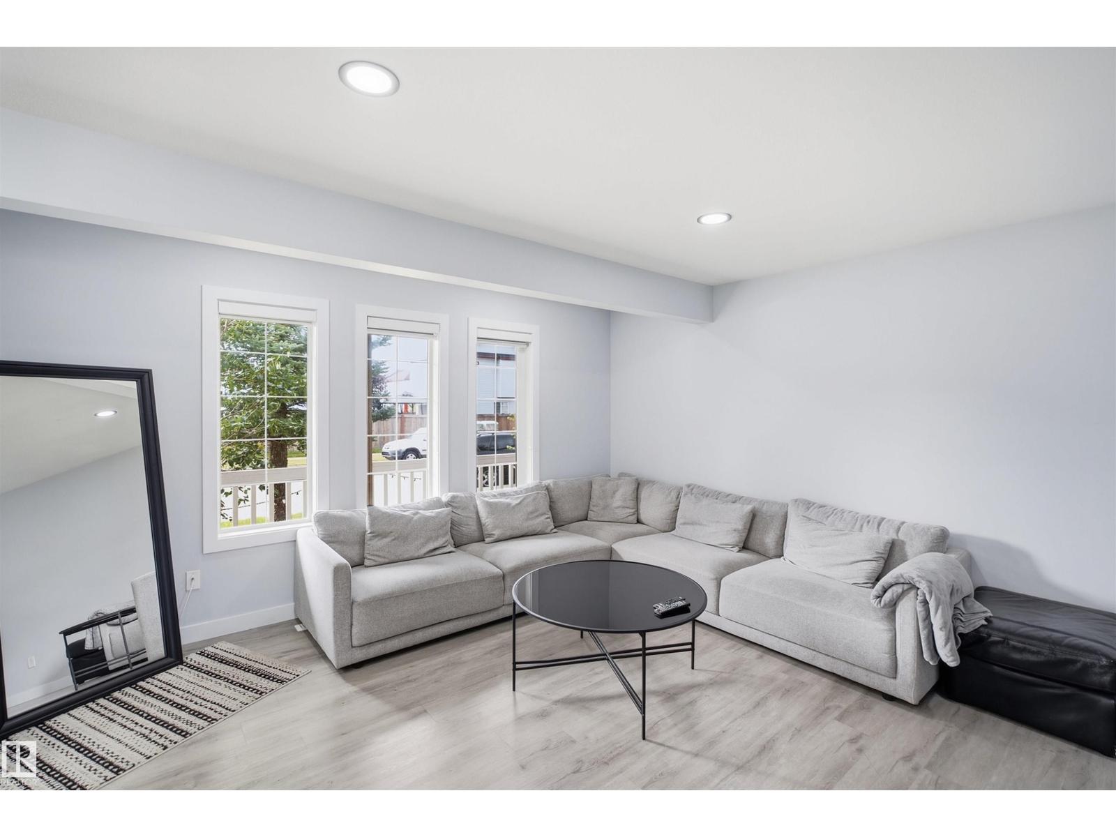2122 37 AV NW, Edmonton, Alberta, T6T1S2