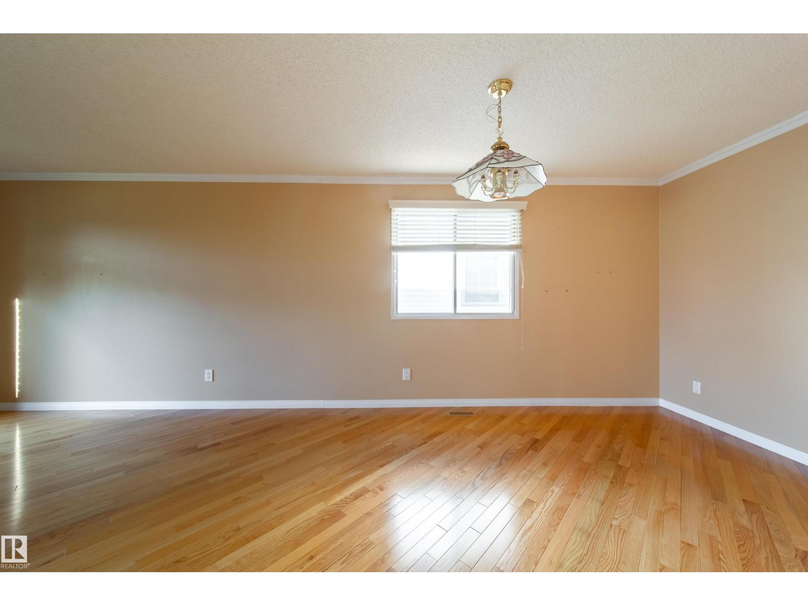 10438 32A AV NW - 12