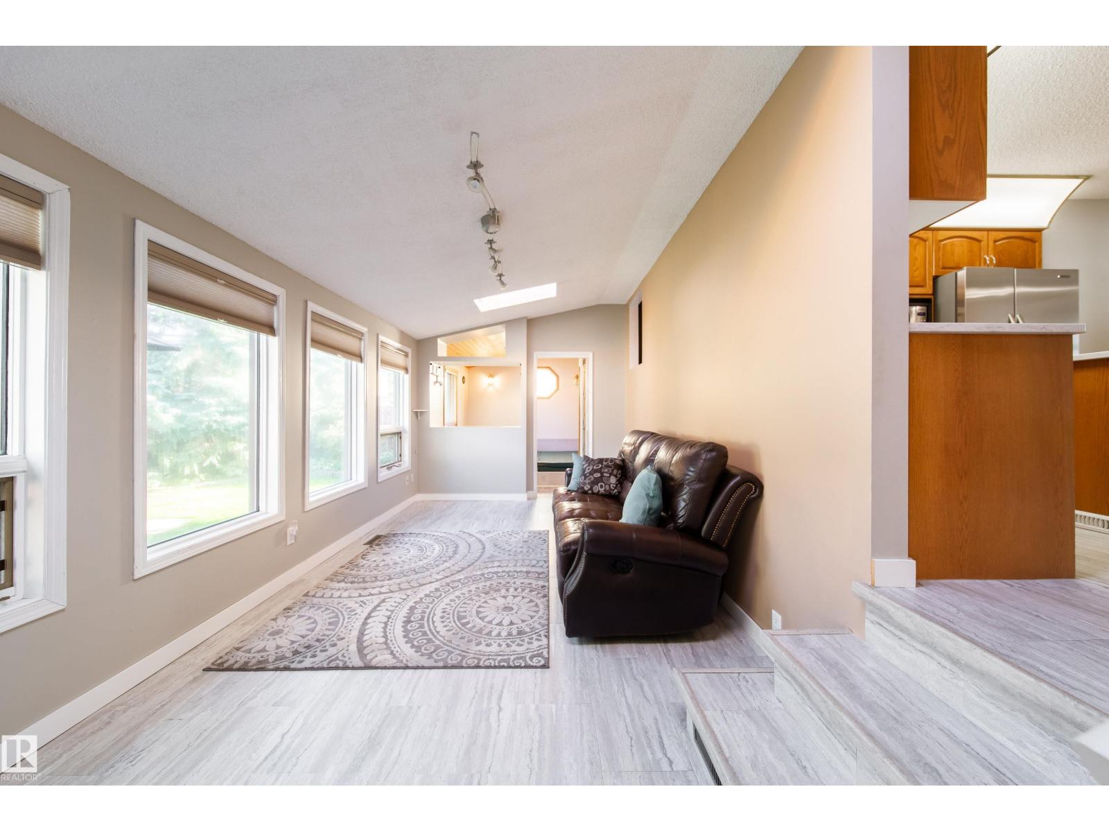 10438 32A AV NW - 43
