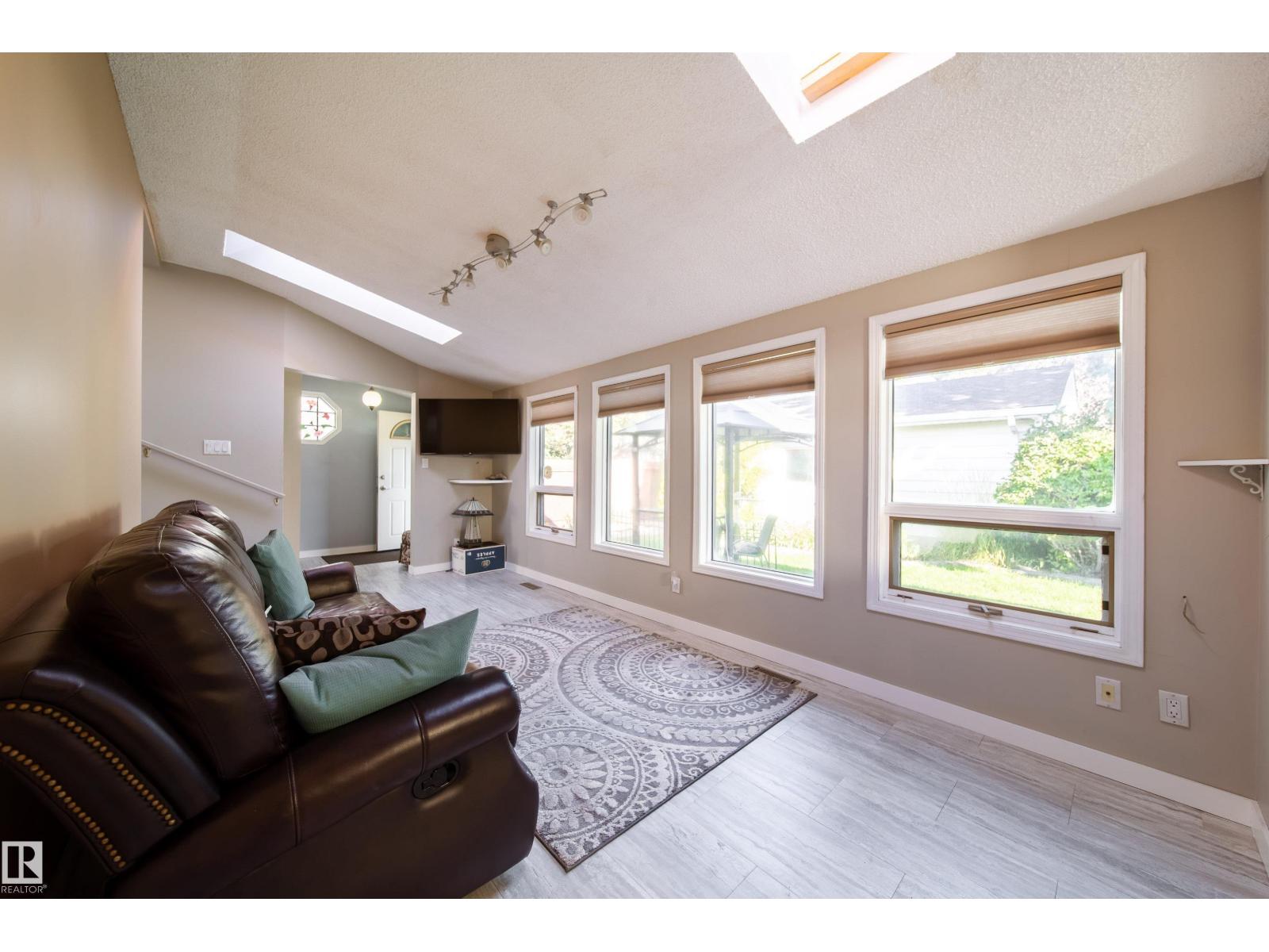 10438 32A AV NW - 45