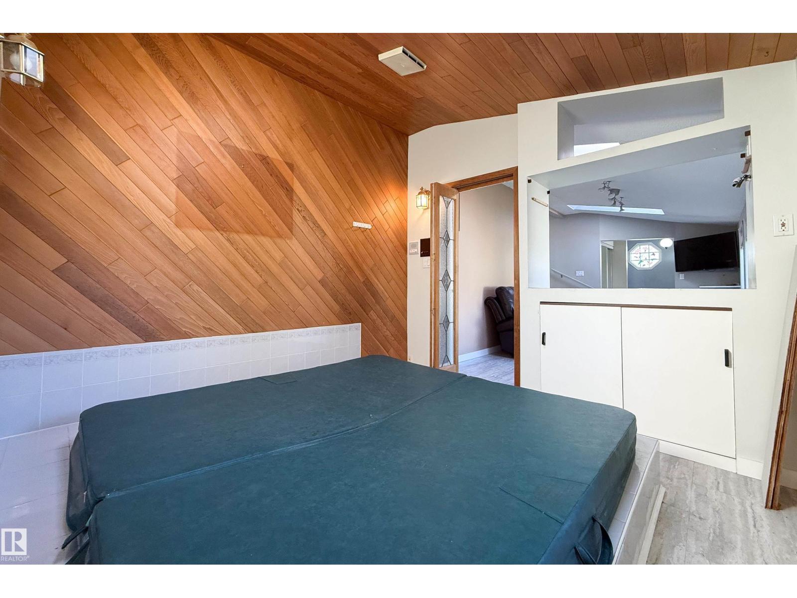 10438 32A AV NW - 48
