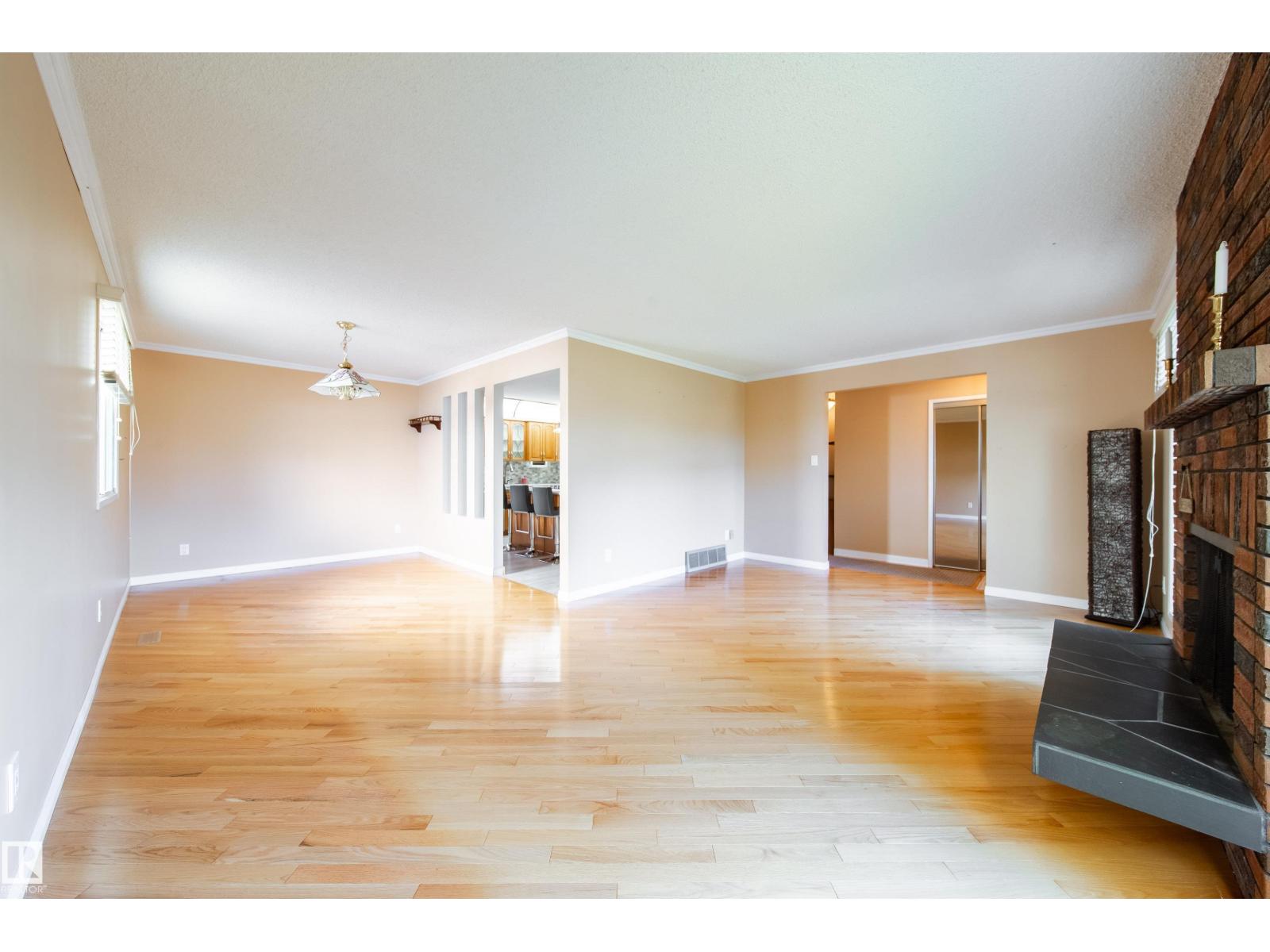 10438 32A AV NW - 8