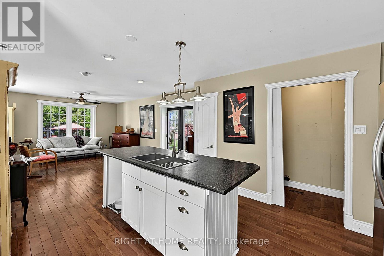 346 BAY STREET - 9