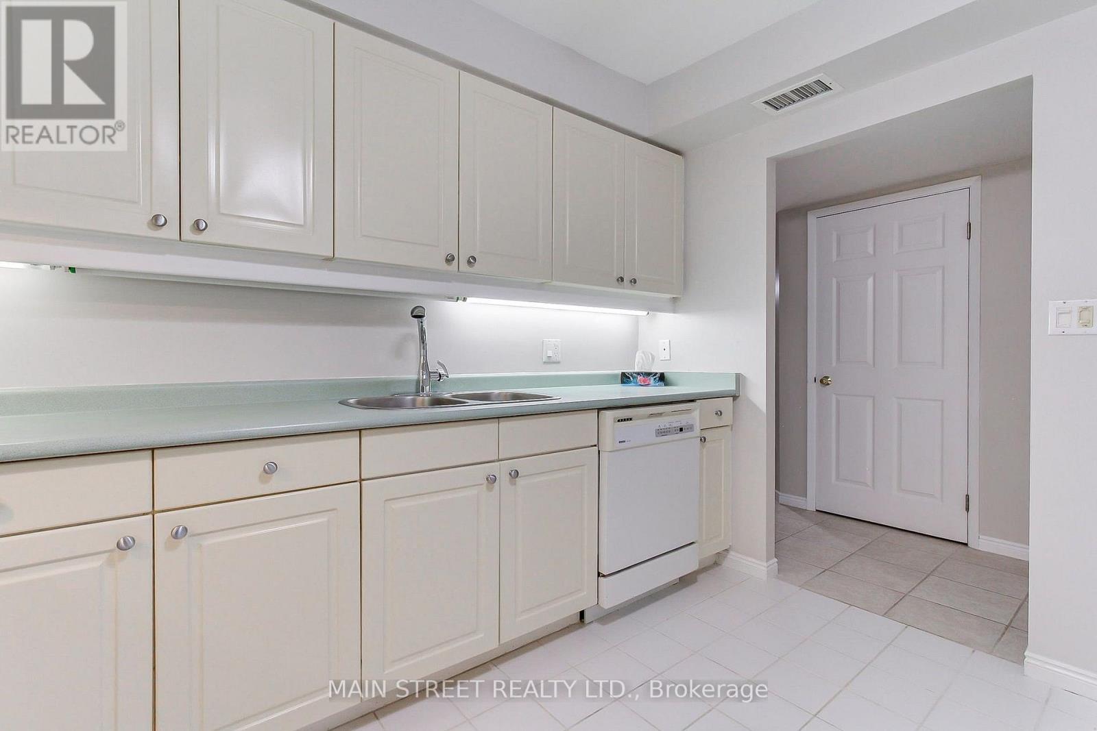 #306 85 WELLINGTON STREET W - 11