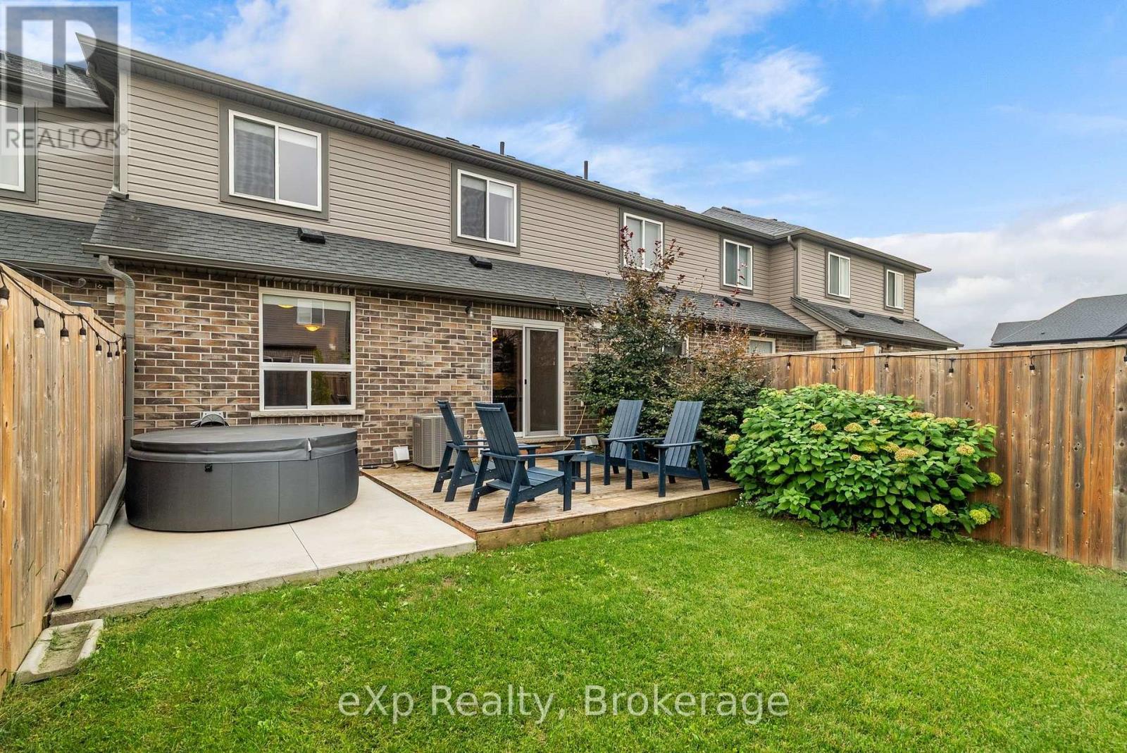 27 ROBERTSON DRIVE, Stratford — photo 2