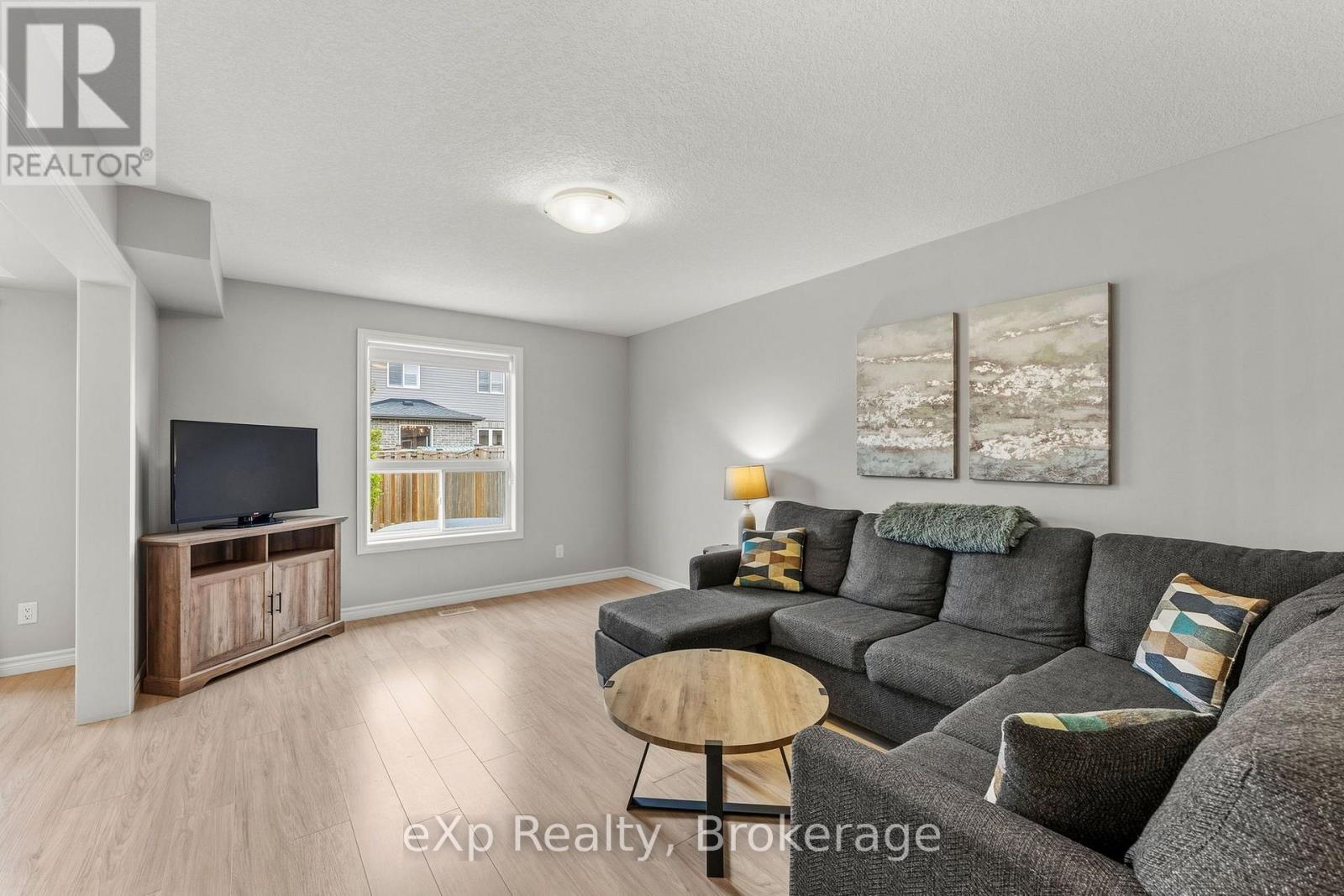 27 ROBERTSON DRIVE, Stratford — photo 3
