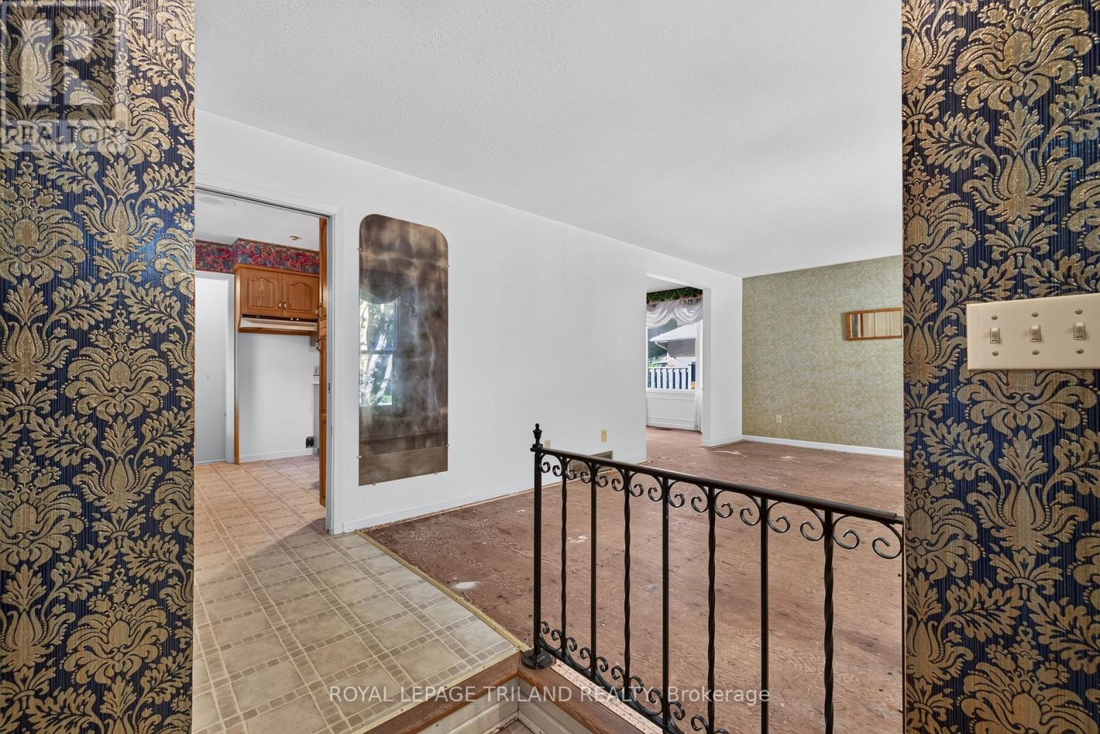 15 CARMEN CRESCENT - 4