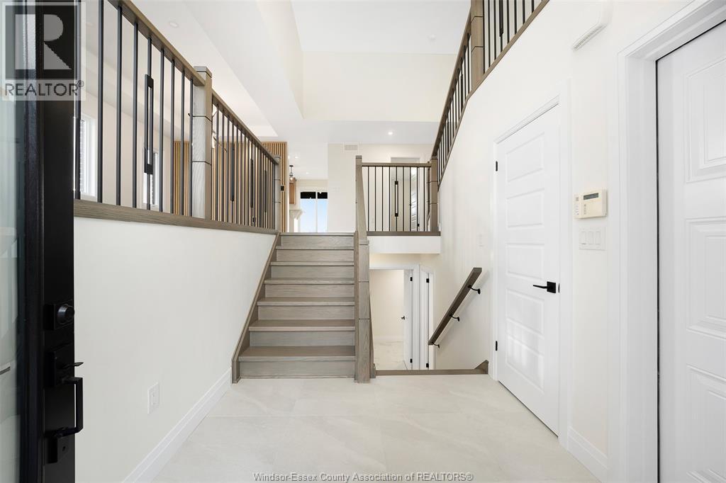 2410 PARTINGTON, Windsor — photo 2