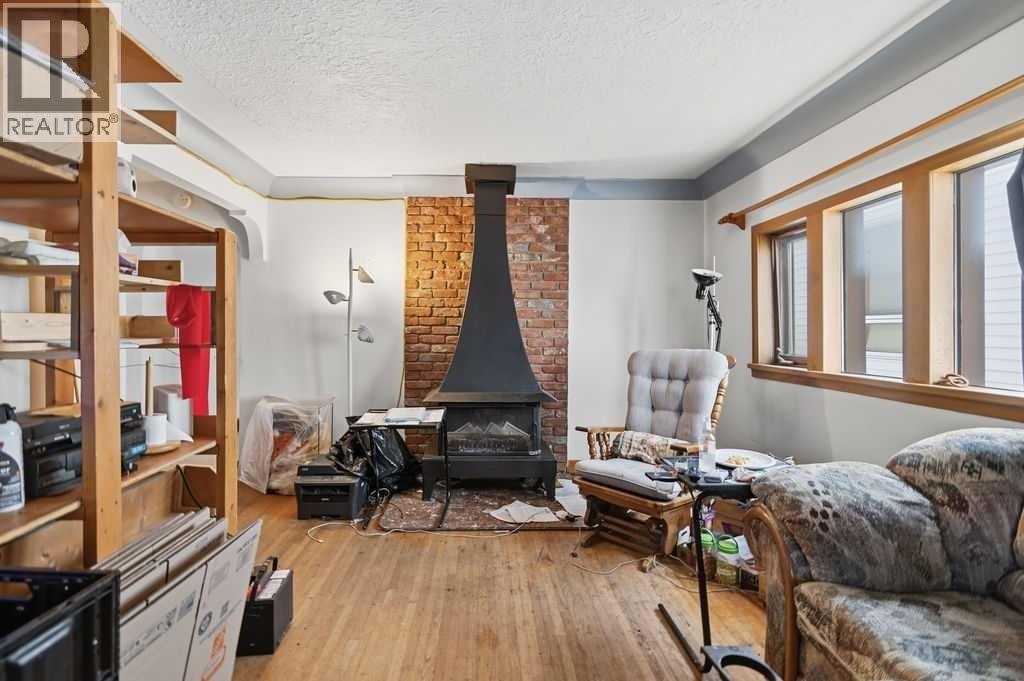 411 37 Avenue NW - 13