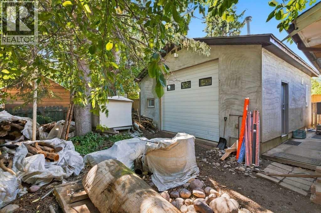 411 37 Avenue NW - 16