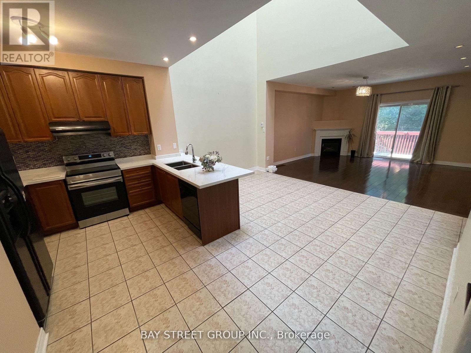 220 YORKLAND STREET, Richmond Hill (Devonsleigh) — photo 3