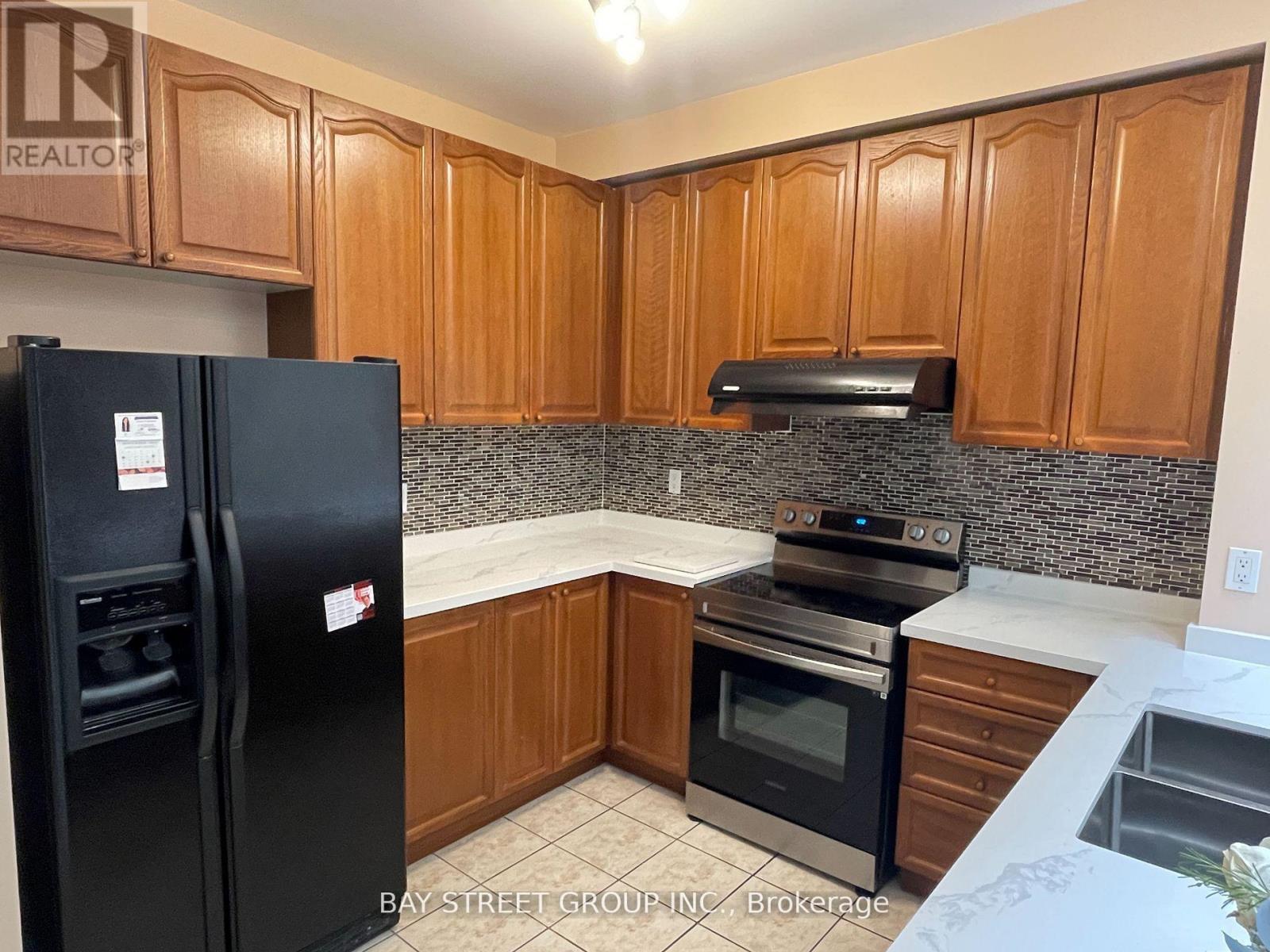 220 YORKLAND STREET, Richmond Hill (Devonsleigh) — photo 4