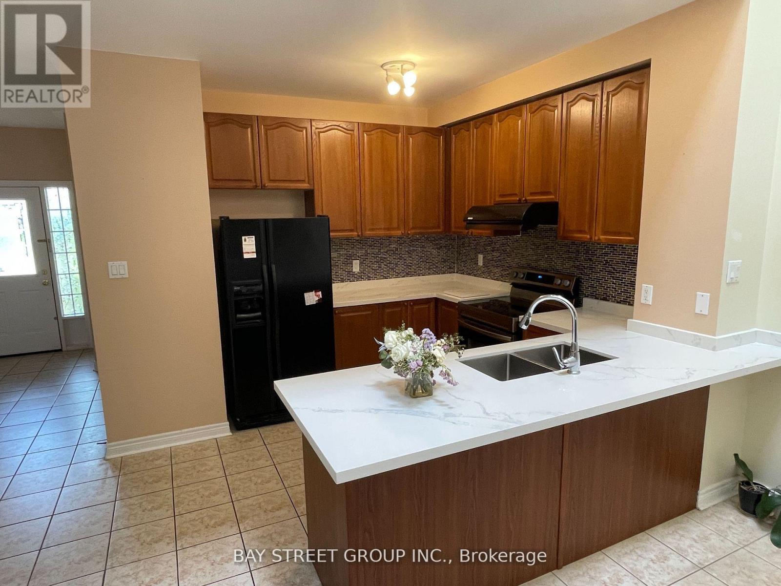 220 YORKLAND STREET, Richmond Hill (Devonsleigh) — photo 5
