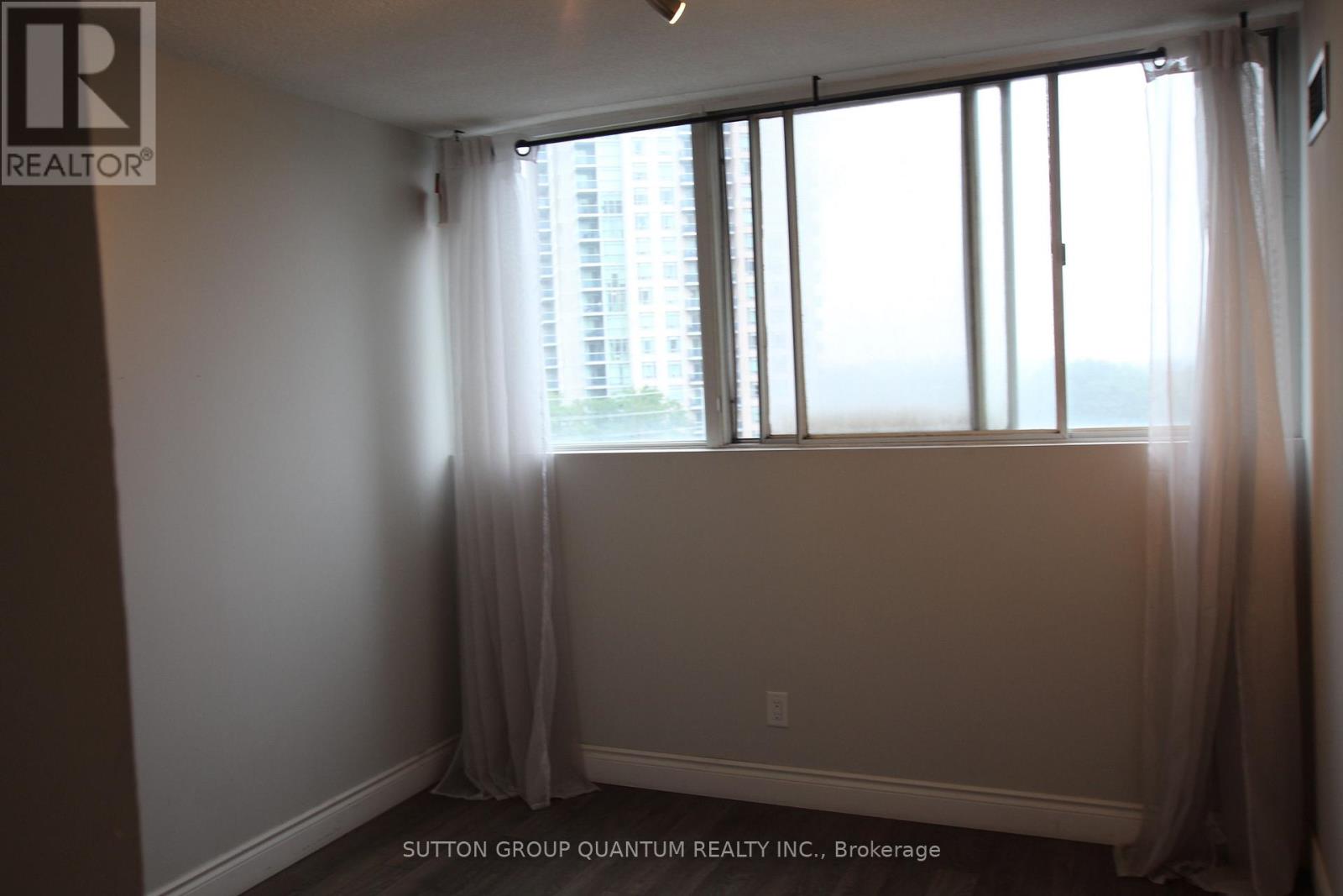 #808 3700 KANEFF CRESCENT - 6