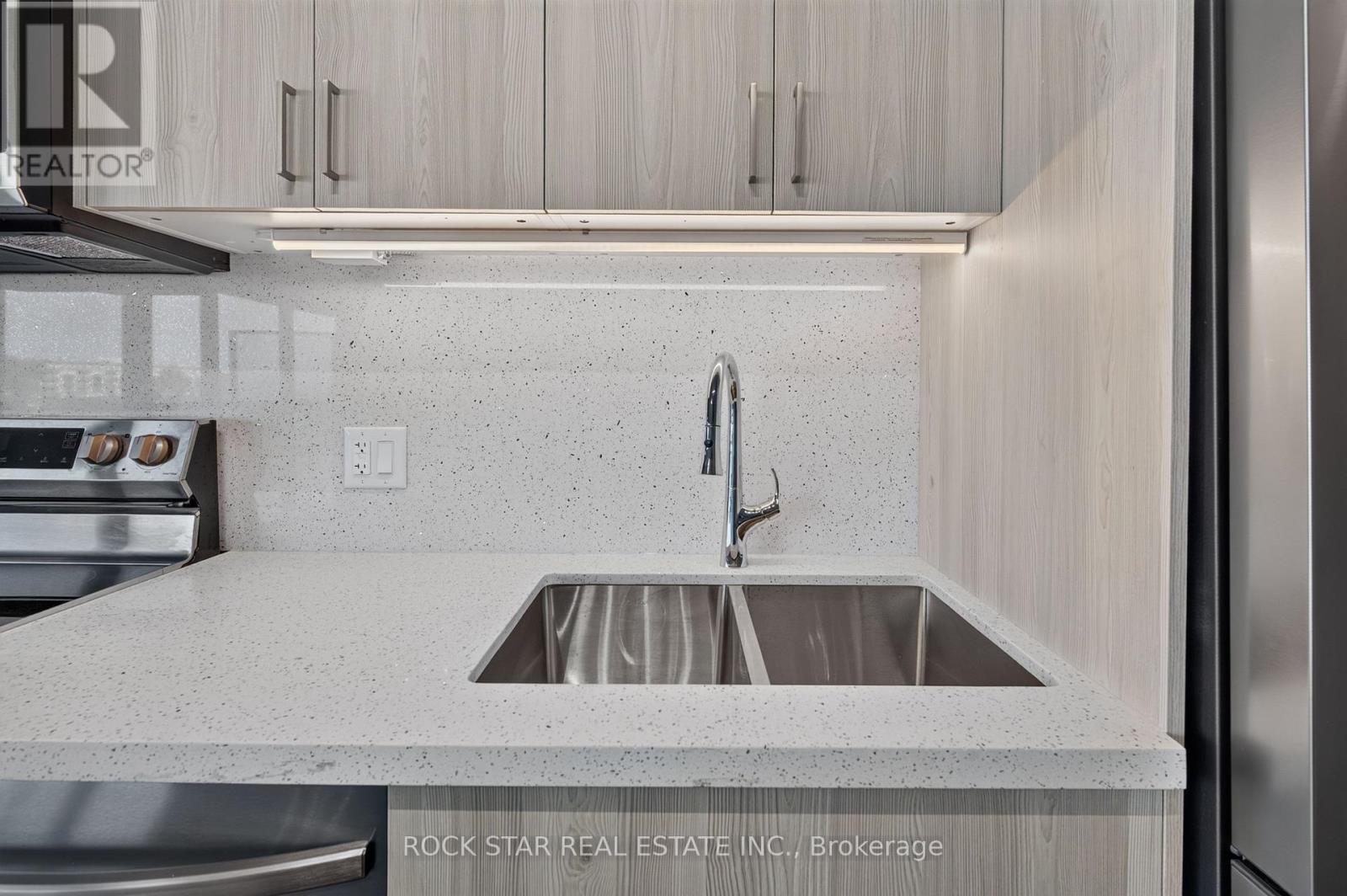 320 - 350 PRINCE CHARLES DRIVE S, Welland (Broadway) — photo 7