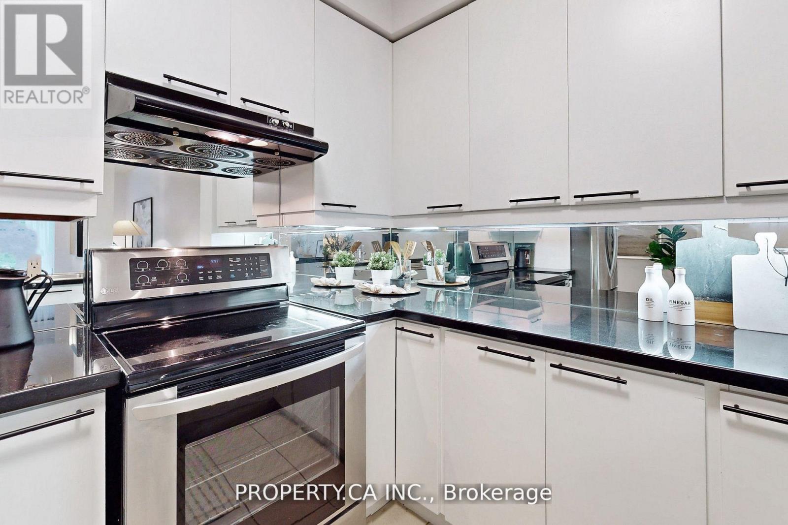 #301 1121 BAY STREET - 7