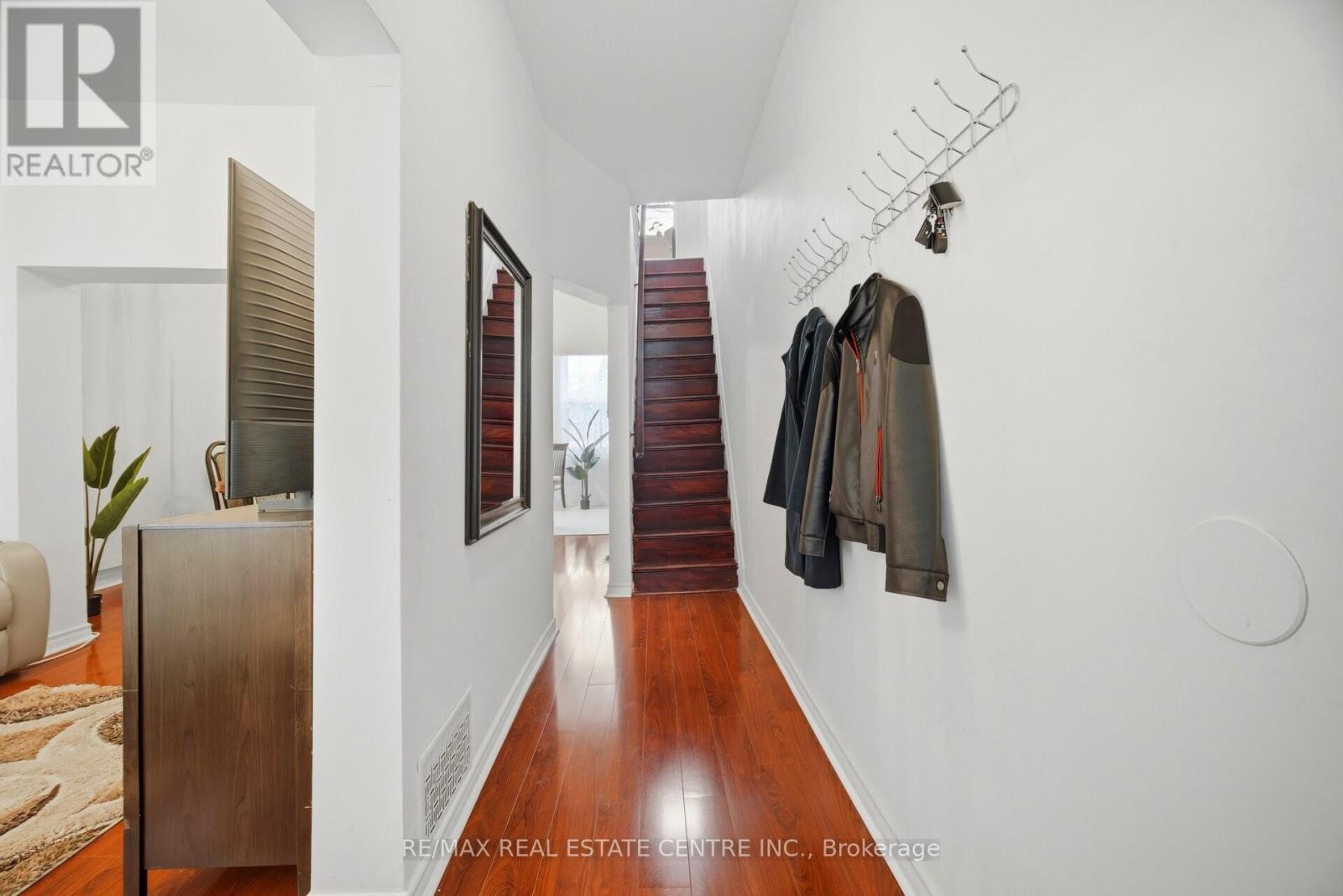 490 WENTWORTH STREET N - 23