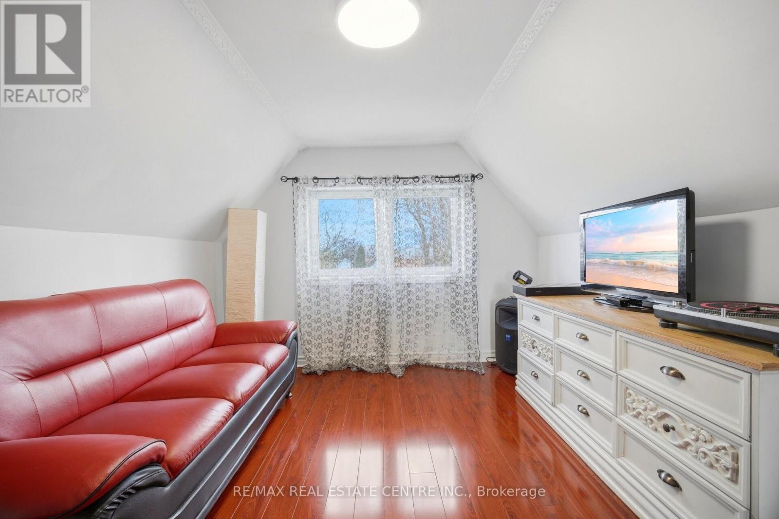 490 WENTWORTH STREET N - 24