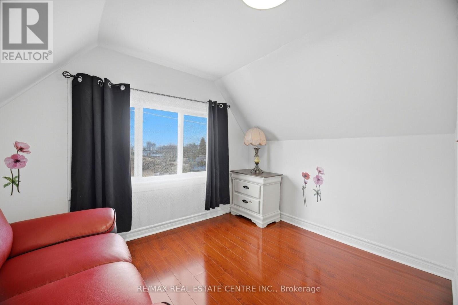 490 WENTWORTH STREET N - 25