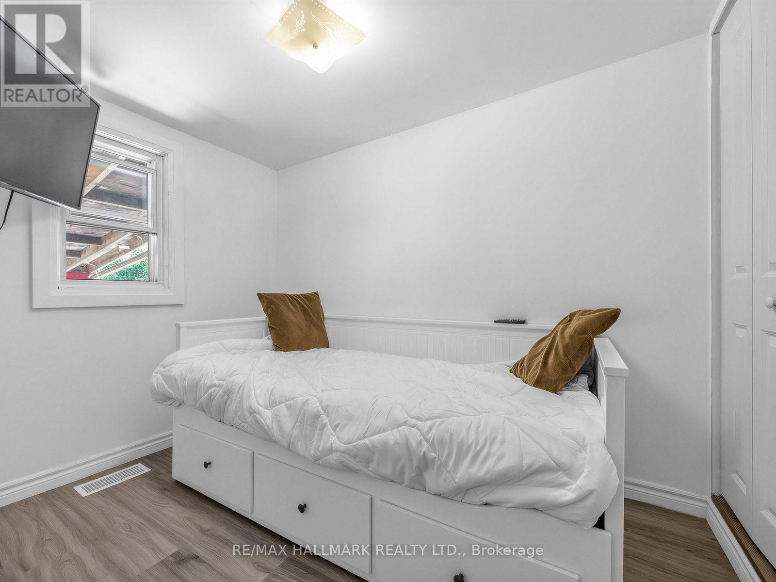 201 LINSMORE CRESCENT - 18