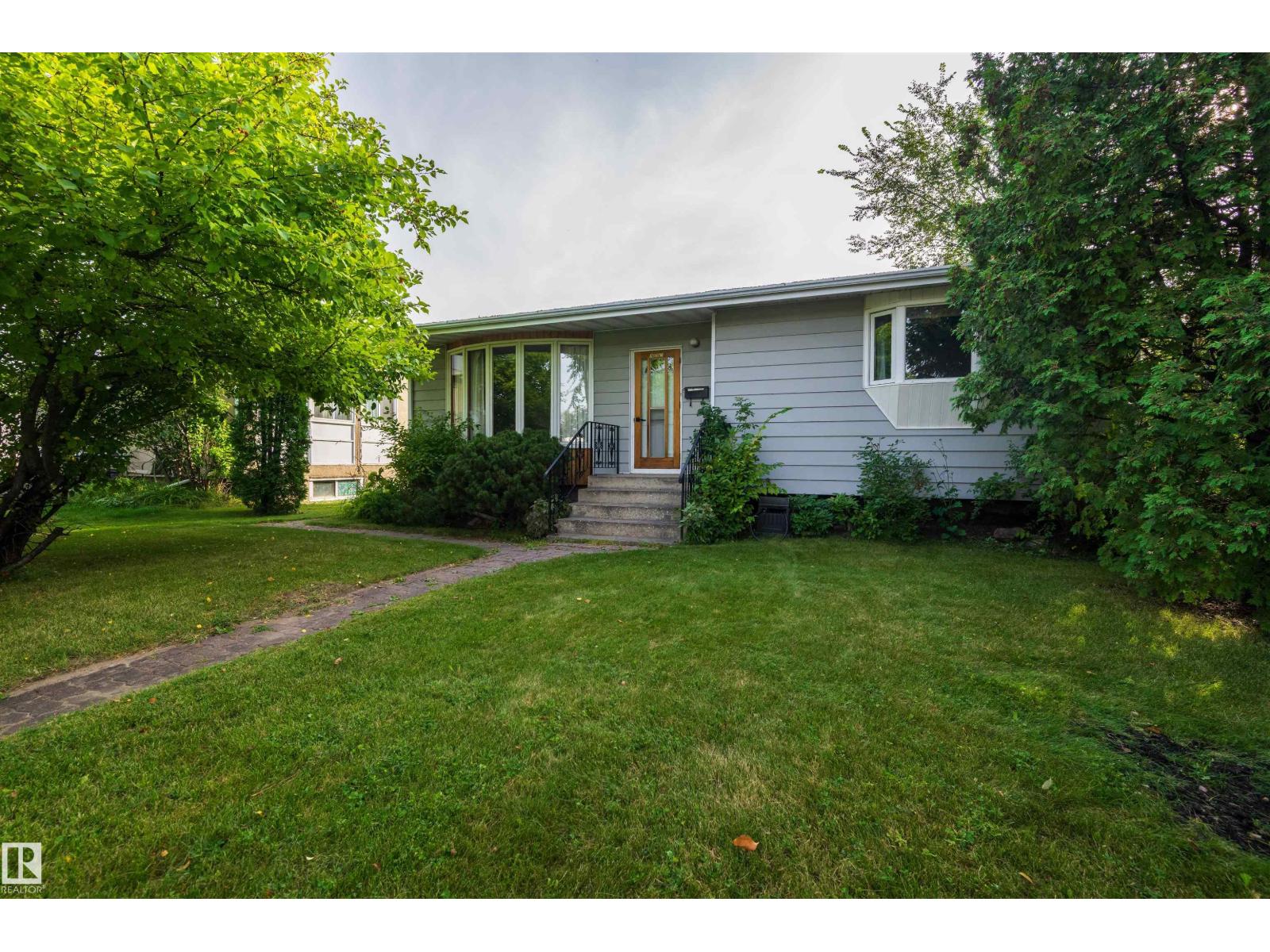 10207 71 St NW, Terrace Heights (Edmonton) — photo 1 of 30