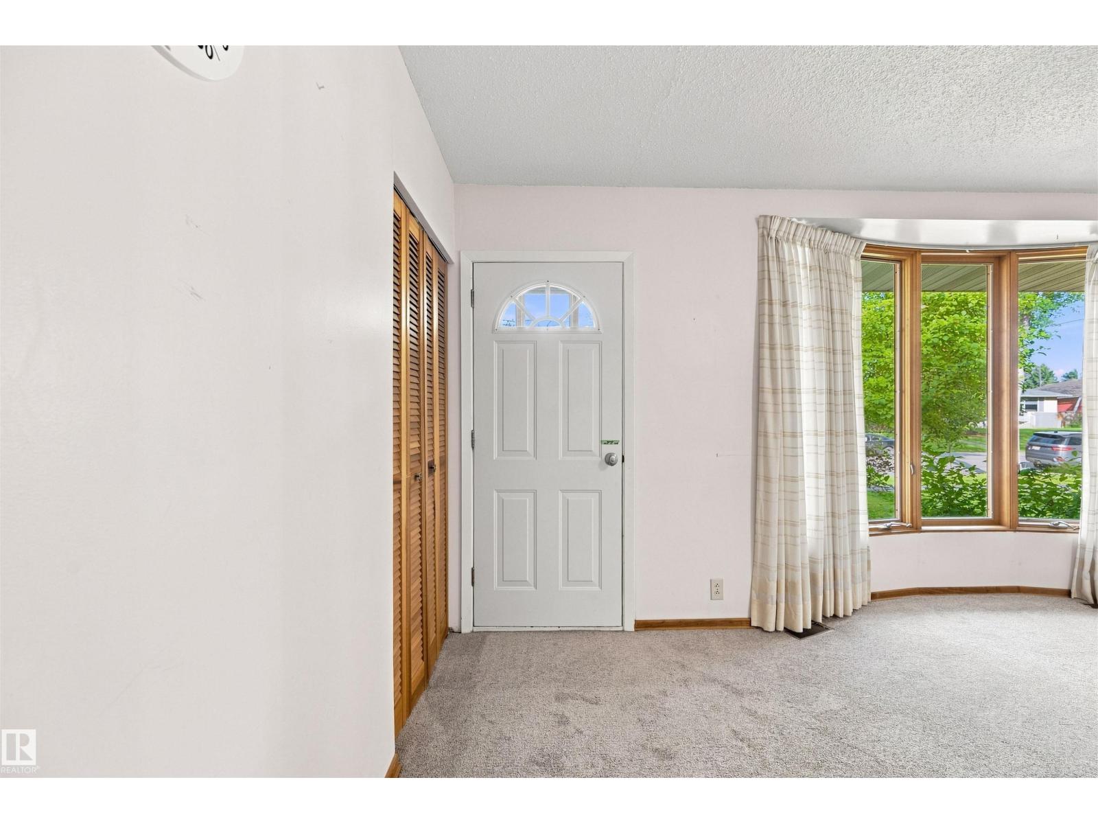 10207 71 St NW, Terrace Heights (Edmonton) — photo 4 of 30