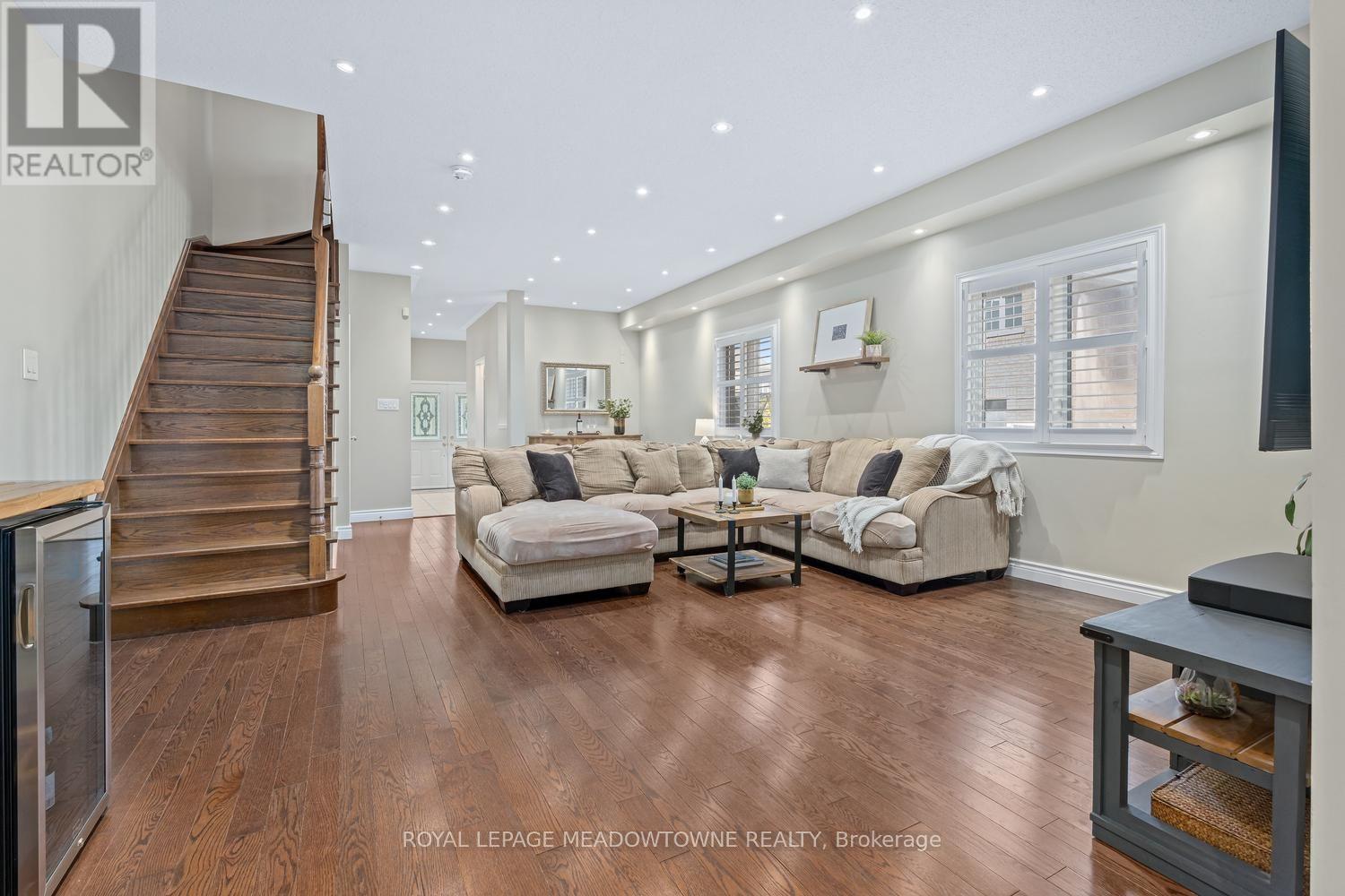 19 GOLDHAM WAY - 11