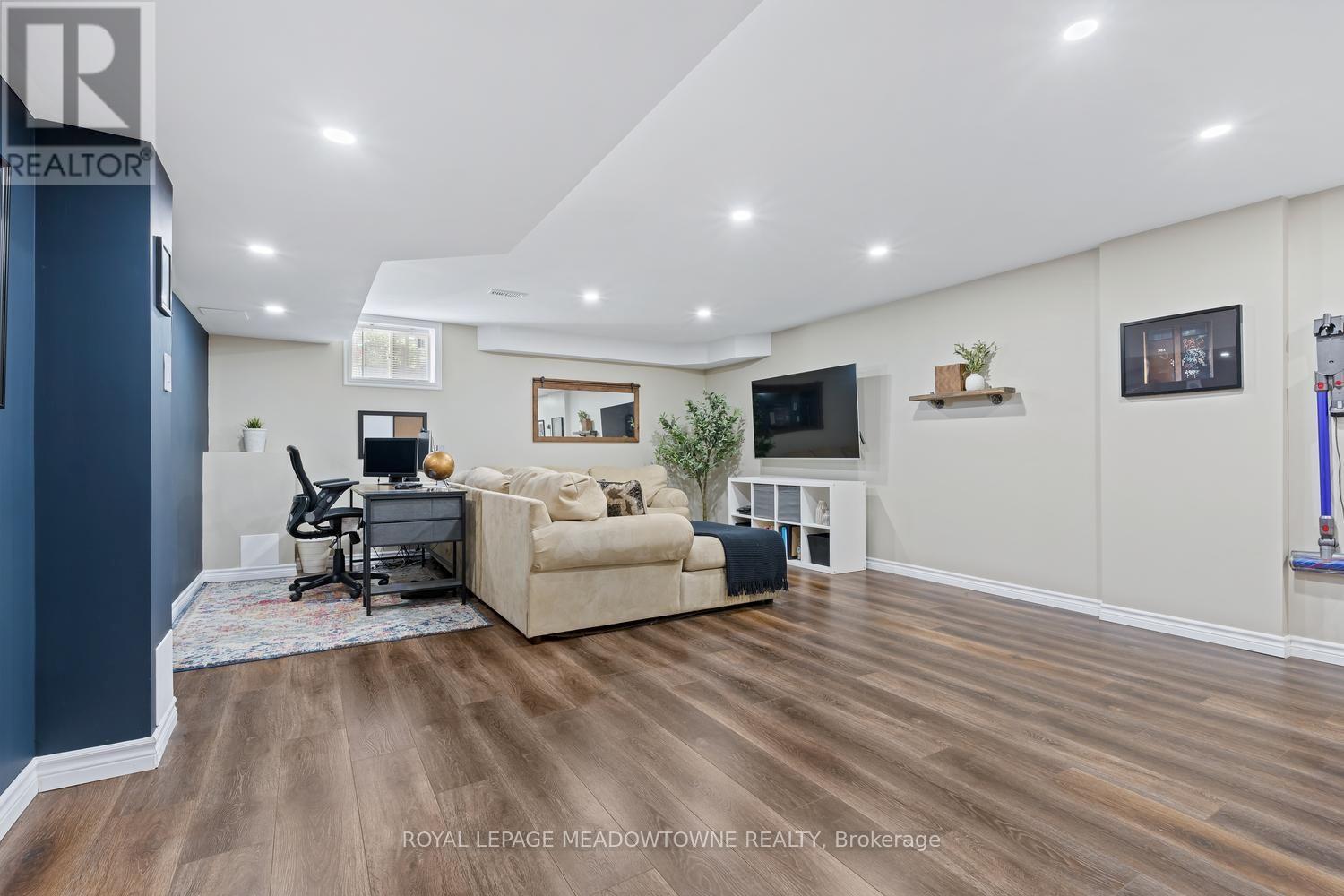 19 GOLDHAM WAY - 32