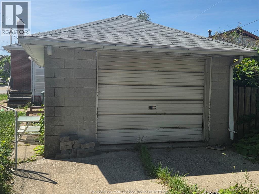 1396 Janette AVENUE, Windsor — photo 2