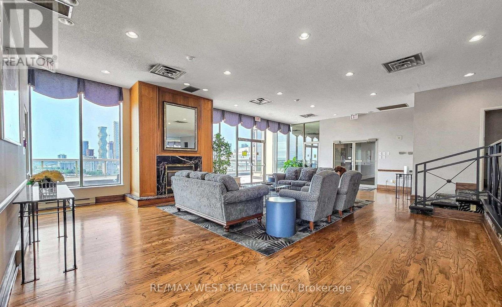 #1801 55 ELM DRIVE W - Image 32