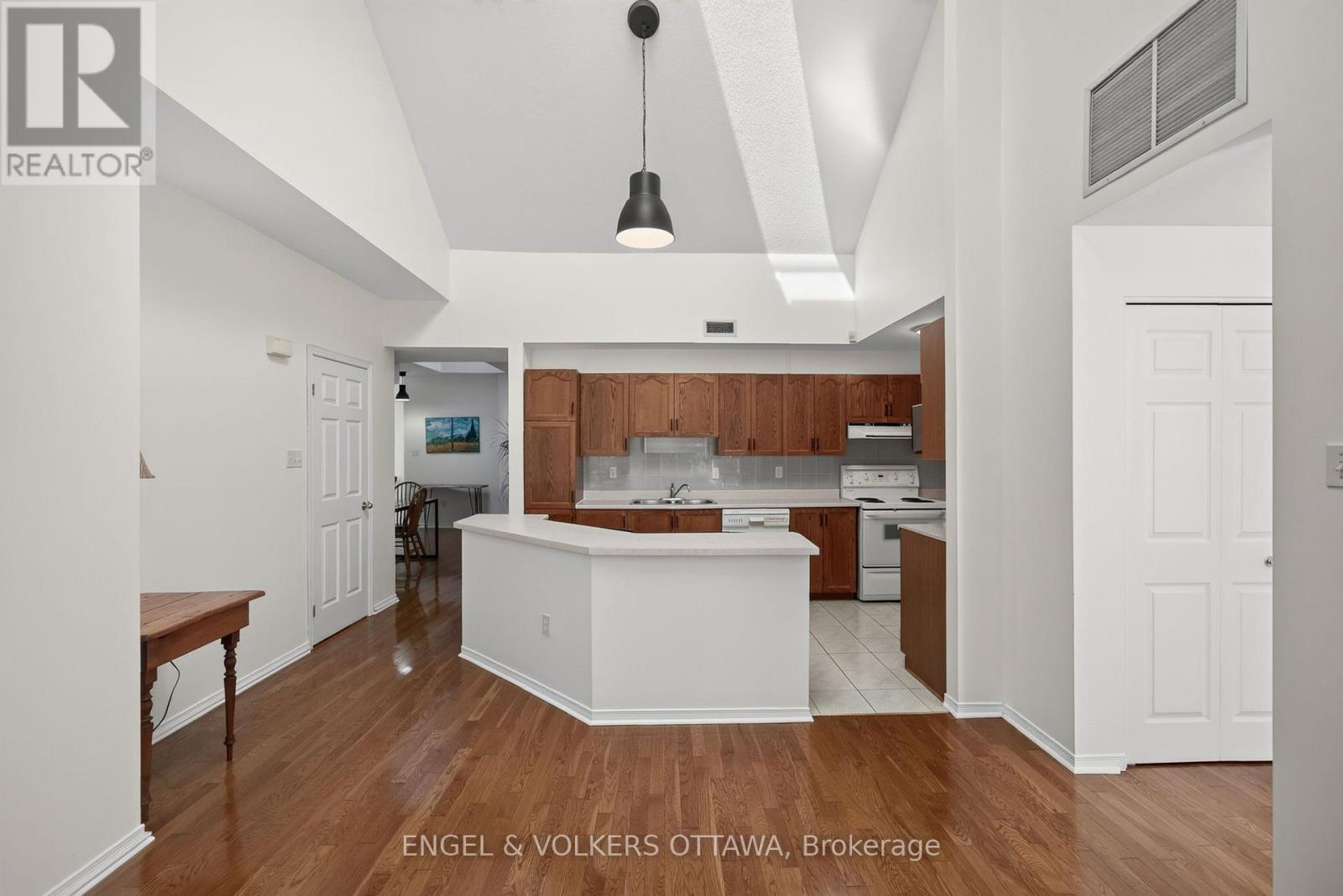 116 ROBSON COURT, Ottawa — photo 8