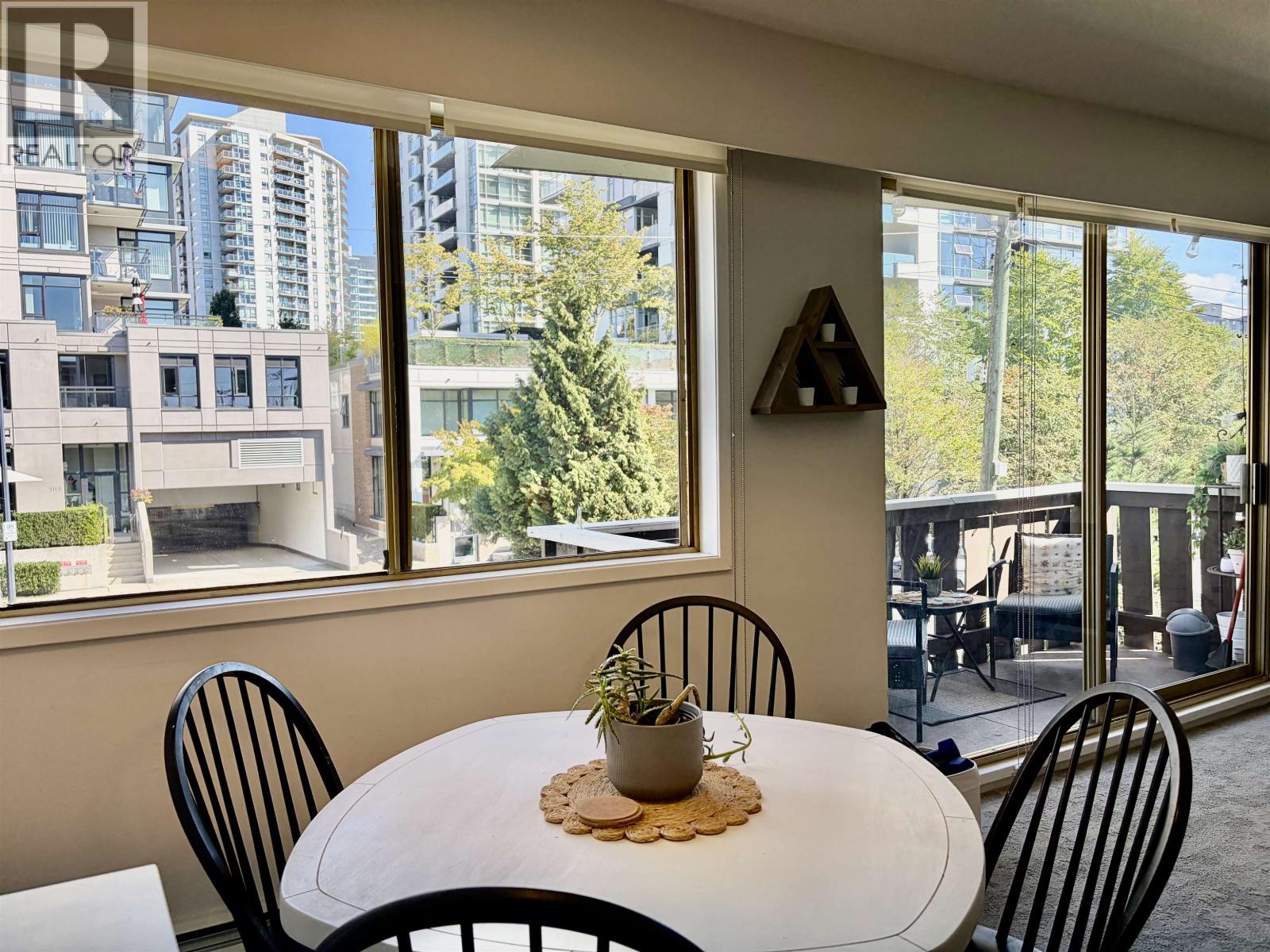 202 1345 CHESTERFIELD AVENUE, North Vancouver