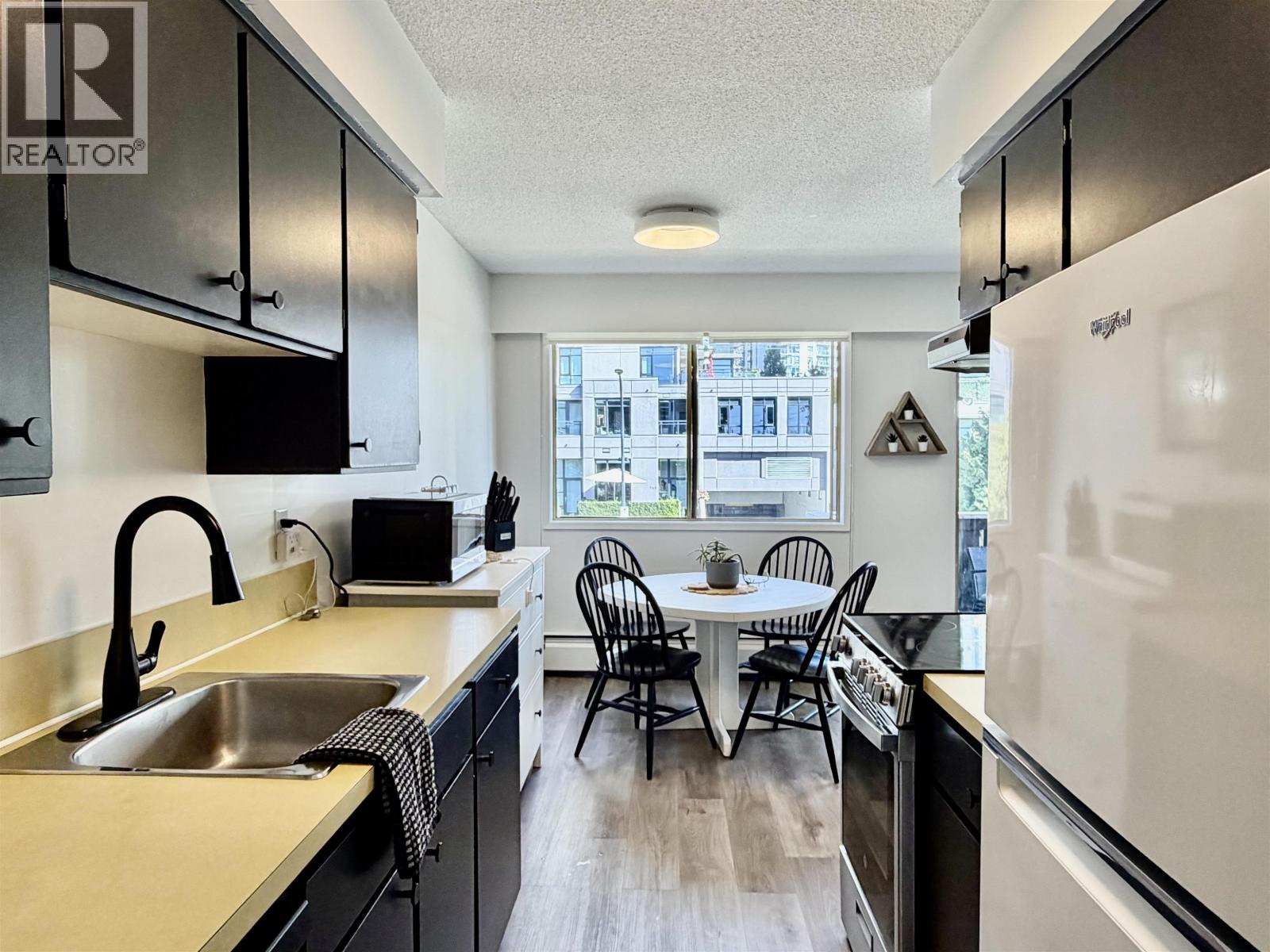 202 1345 CHESTERFIELD AVENUE, North Vancouver