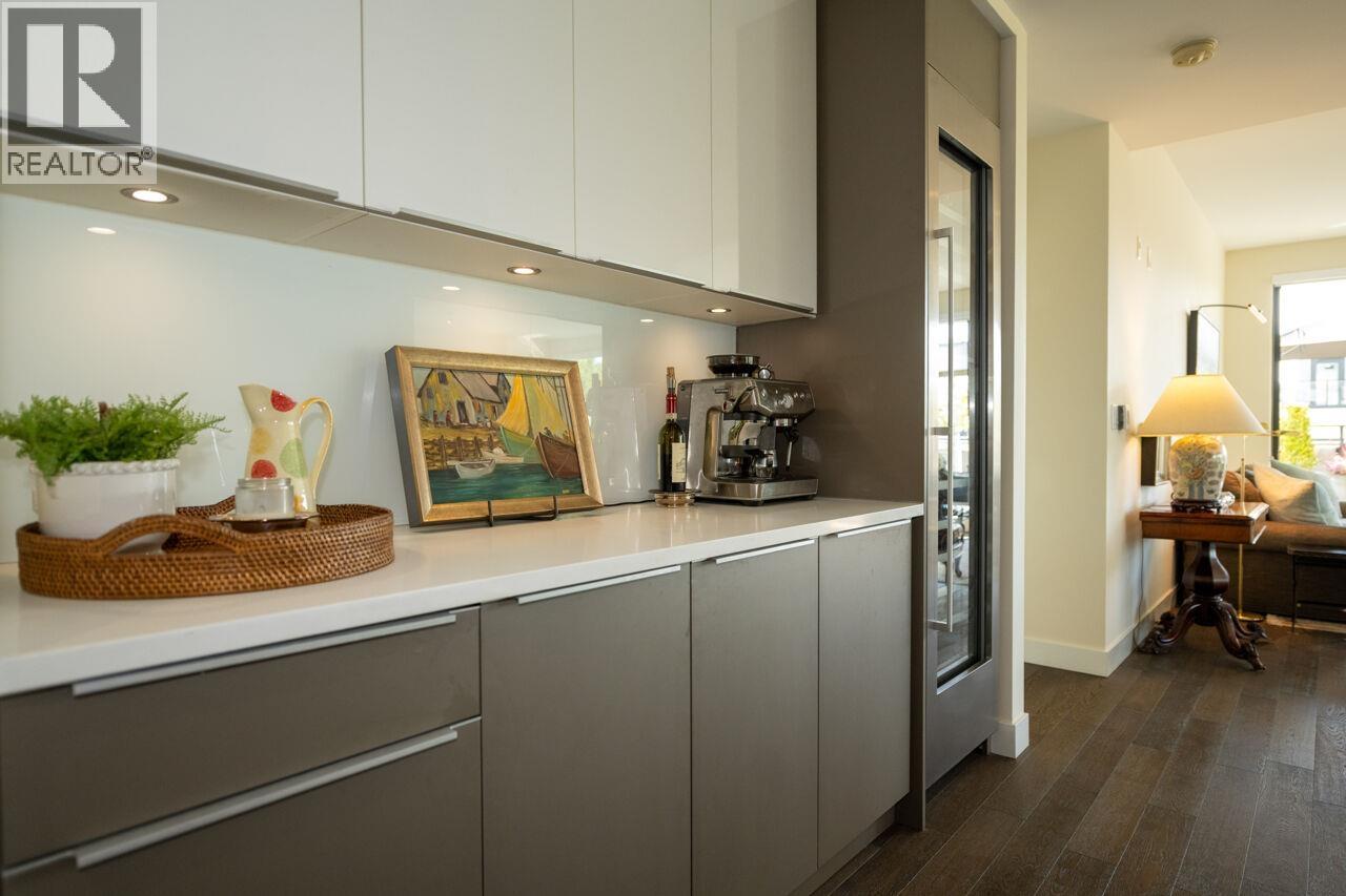 302 4427 CAMBIE STREET, Vancouver