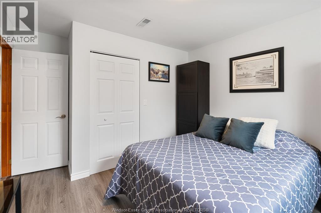 855 LAWNDALE AVENUE - Image 30