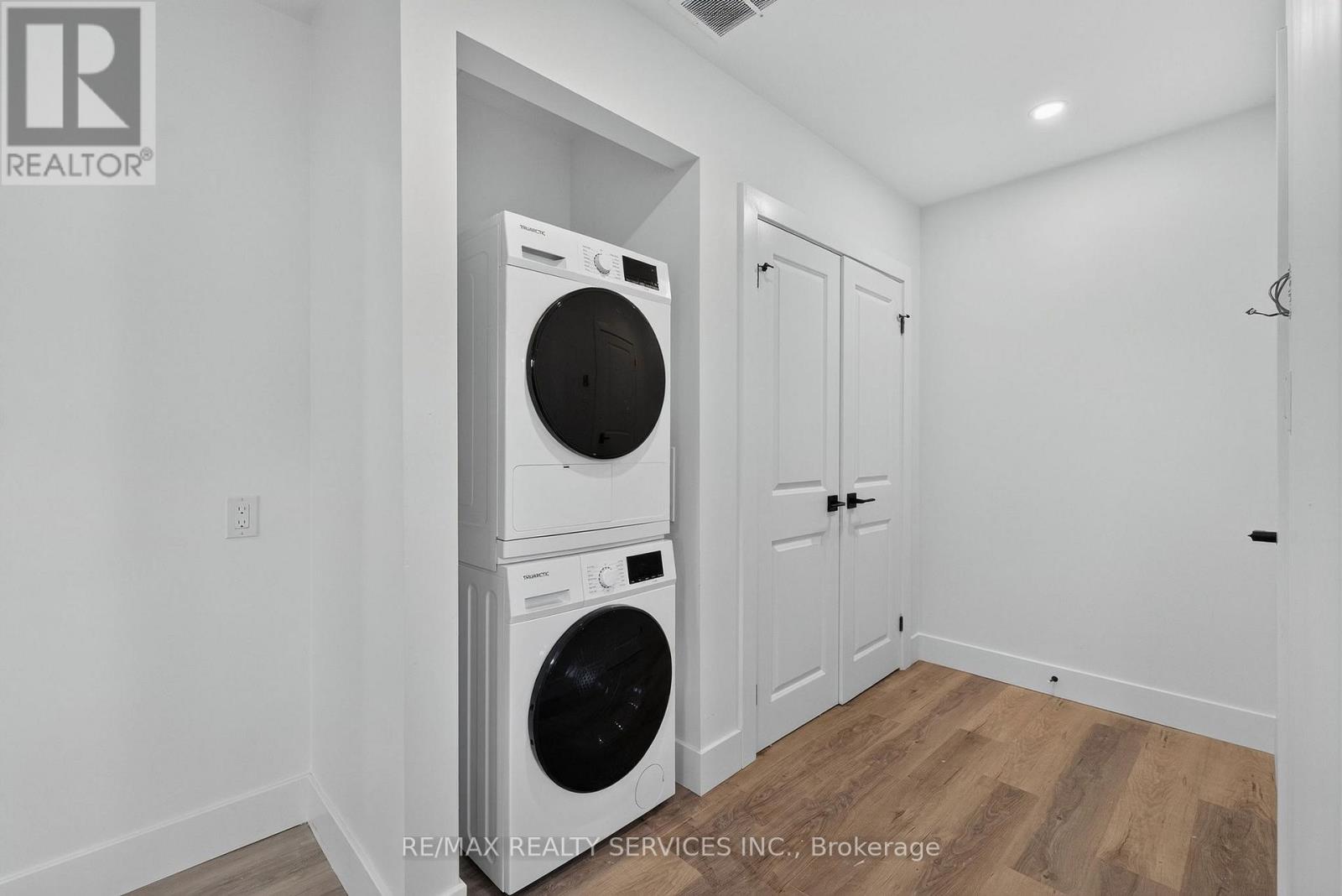260 King Street — photo 12