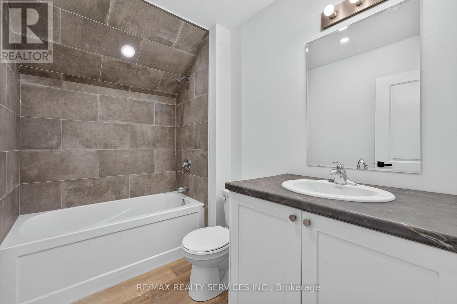 260 King Street — photo 11