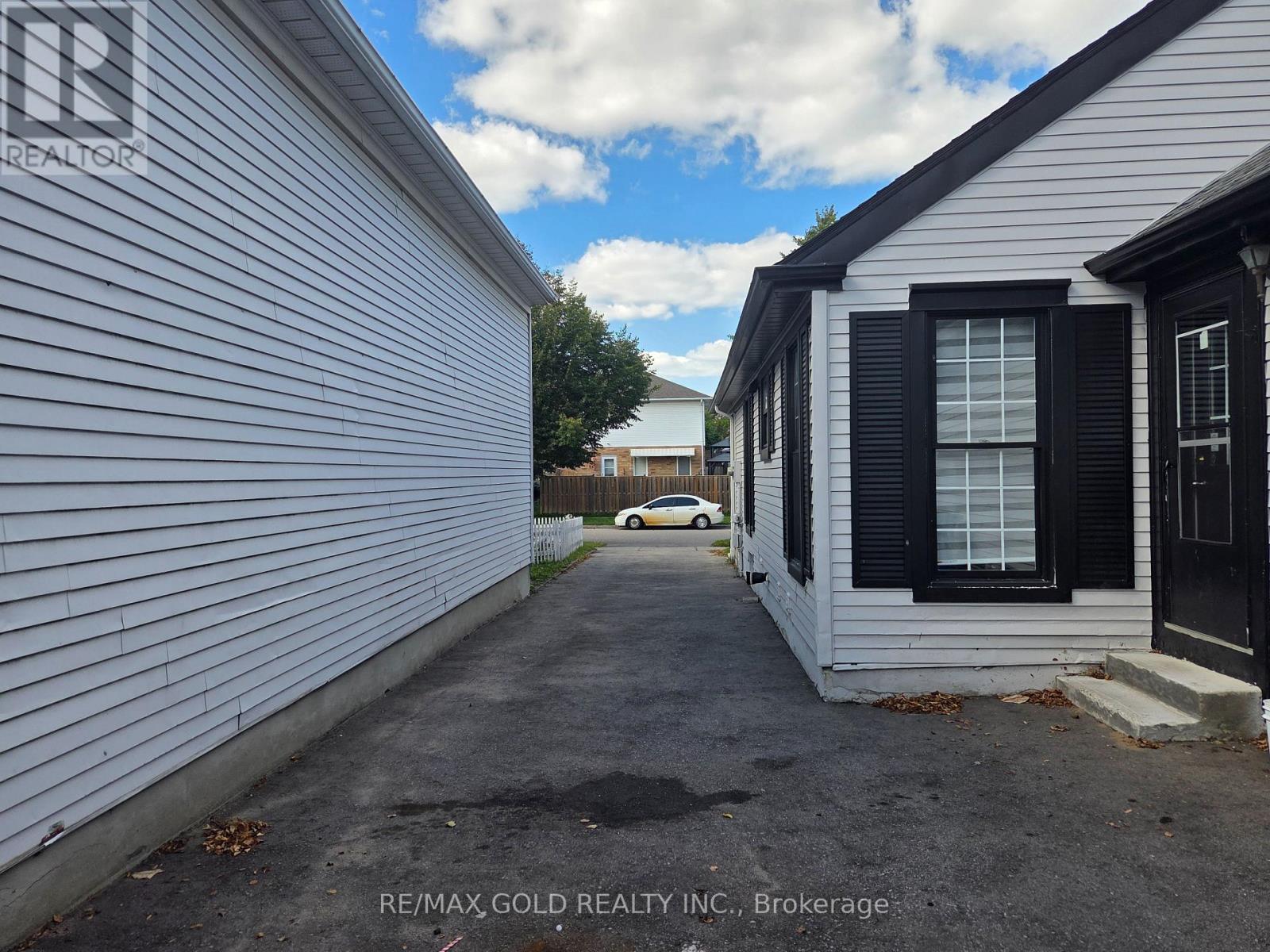 133 WAKE ROBIN DRIVE - 45